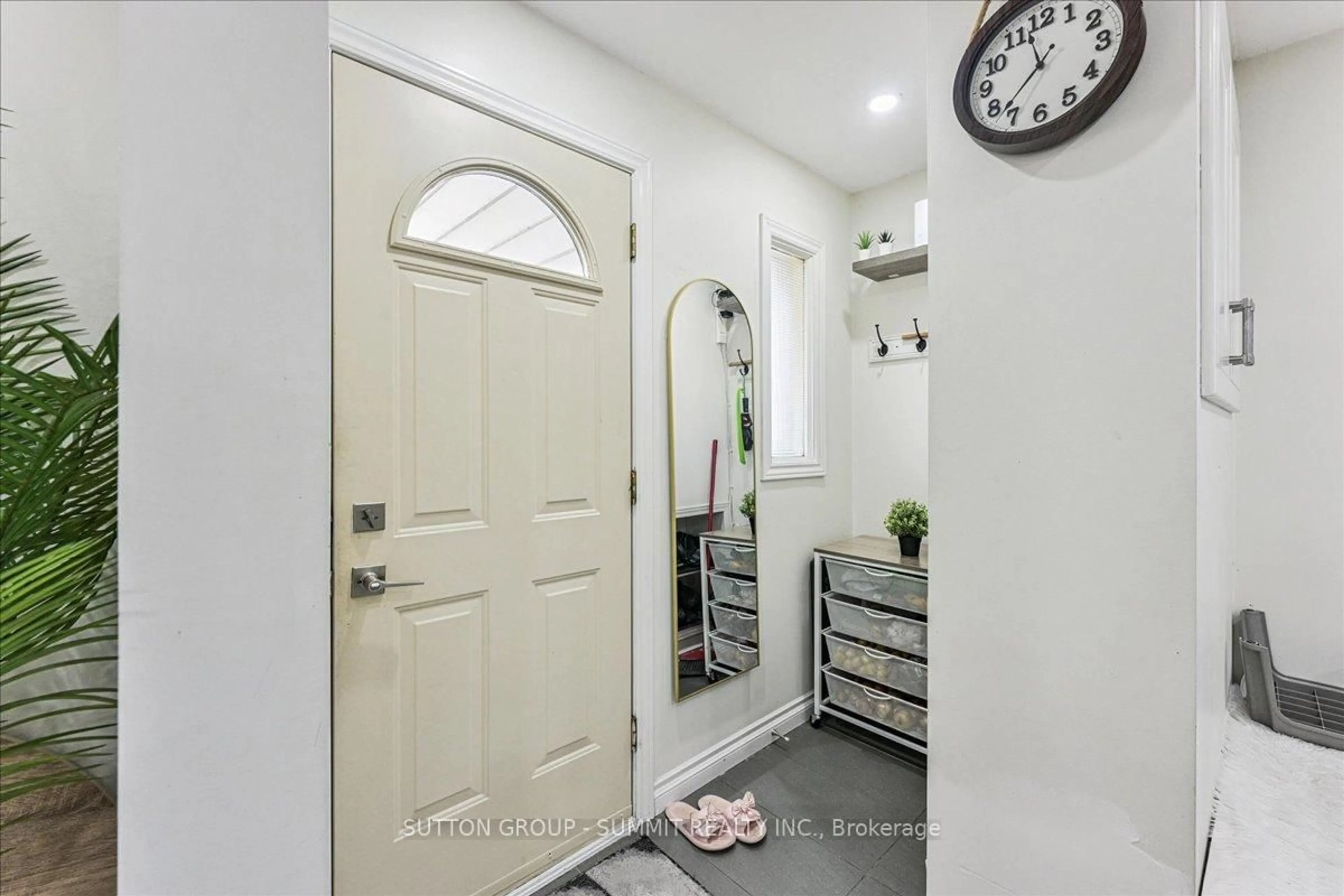 Indoor entryway for 107 Deschene Ave, Hamilton Ontario L9A 3J9