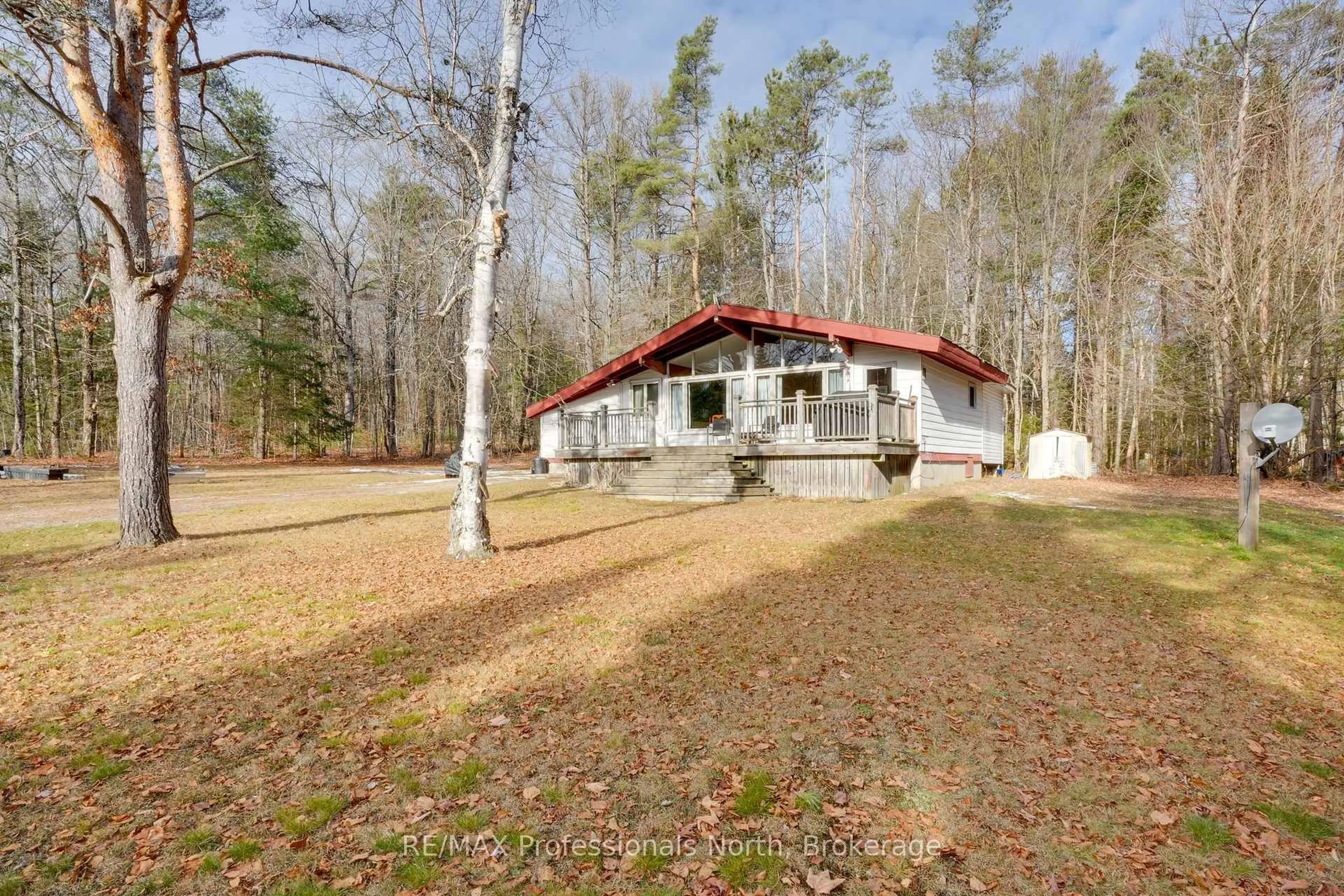 A pic from outside/outdoor area/front of a property/back of a property/a pic from drone, unknown for 1001 Colony Tr, Bracebridge Ontario P1L 1X3