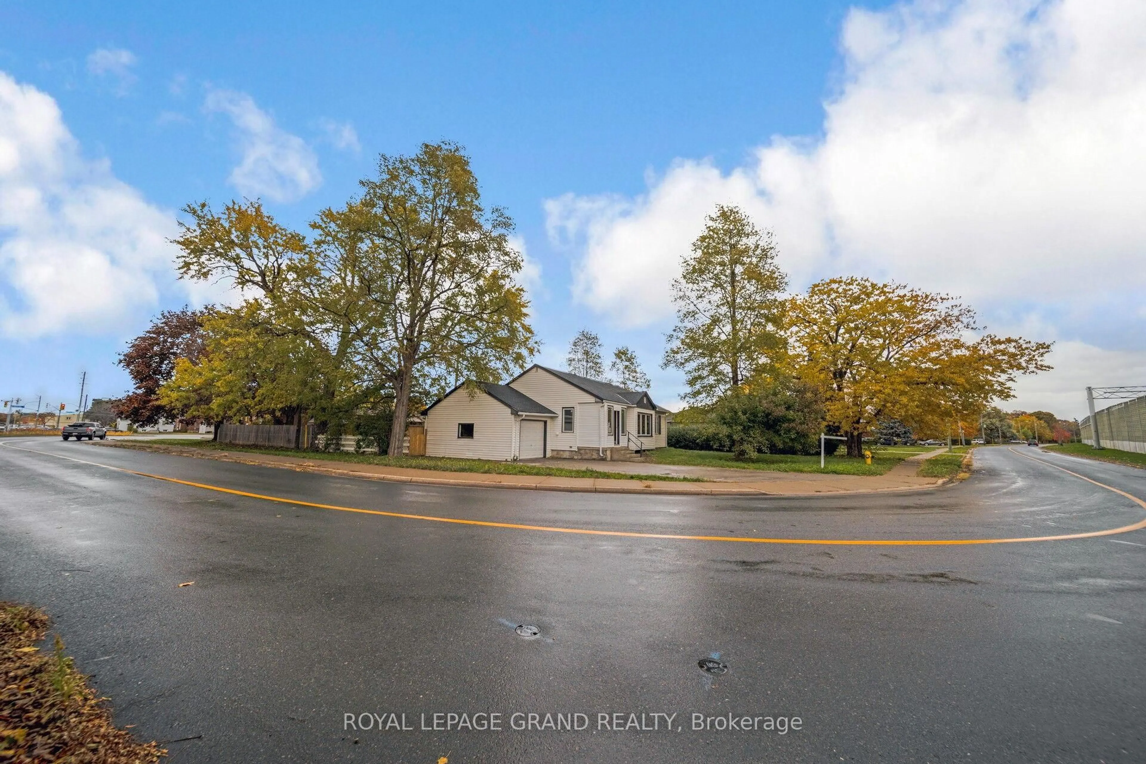 A pic from outside/outdoor area/front of a property/back of a property/a pic from drone, street for 5 Meadowvale Dr, St. Catharines Ontario L2N 3Z6