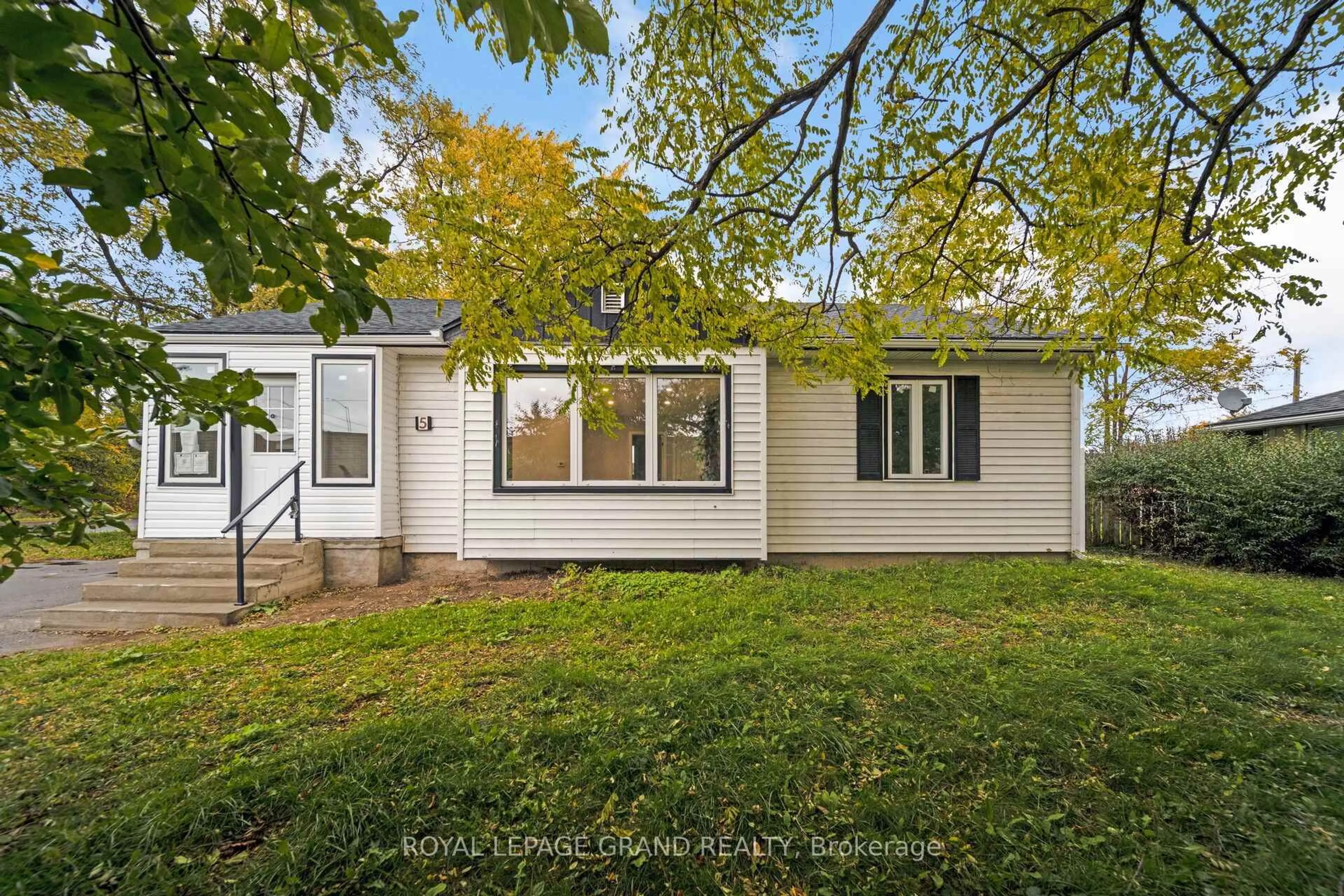 Home with vinyl exterior material, street for 5 Meadowvale Dr, St. Catharines Ontario L2N 3Z6