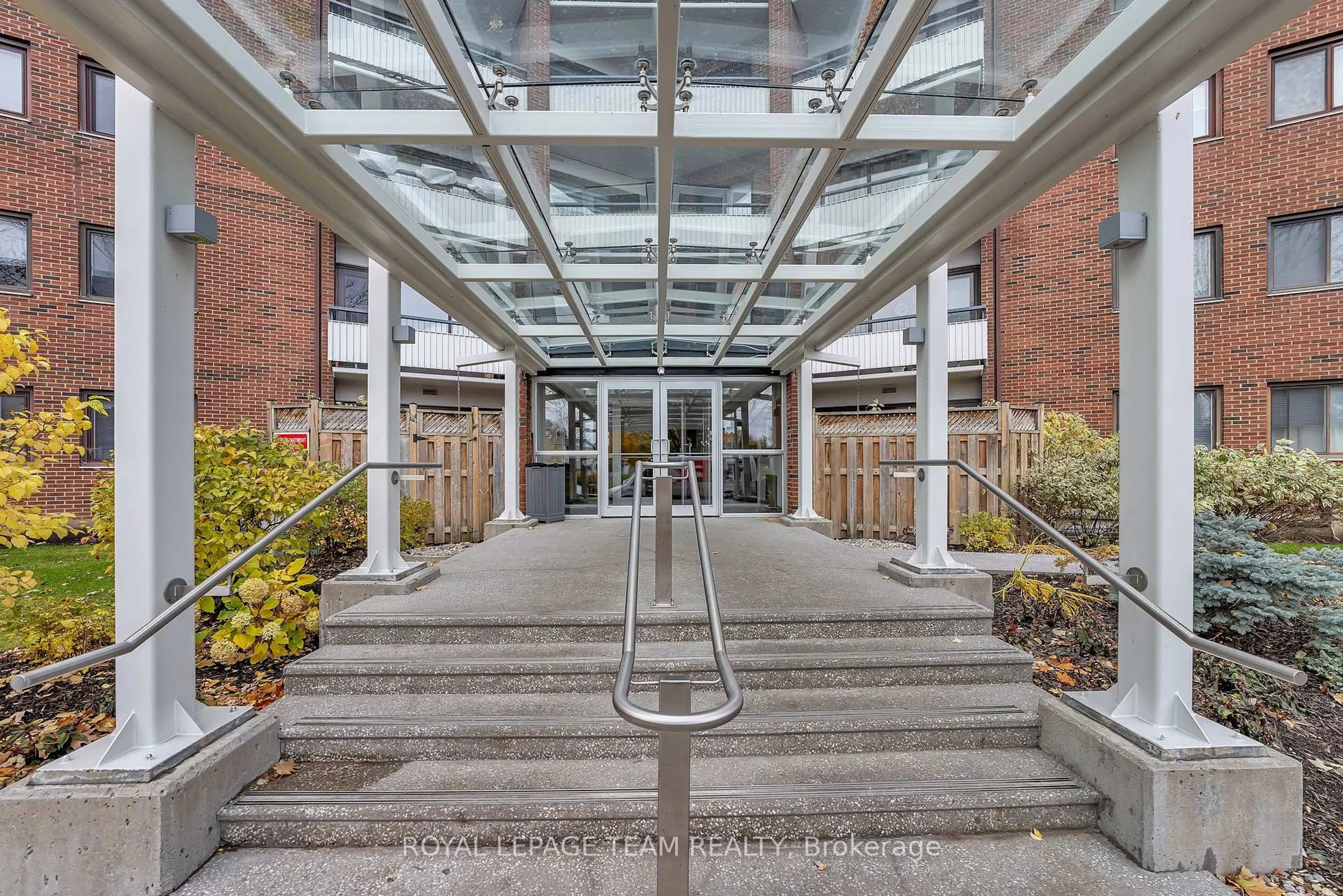 Indoor foyer for 20 Chesterton Dr #1210, Ottawa Ontario K2E 6Z7