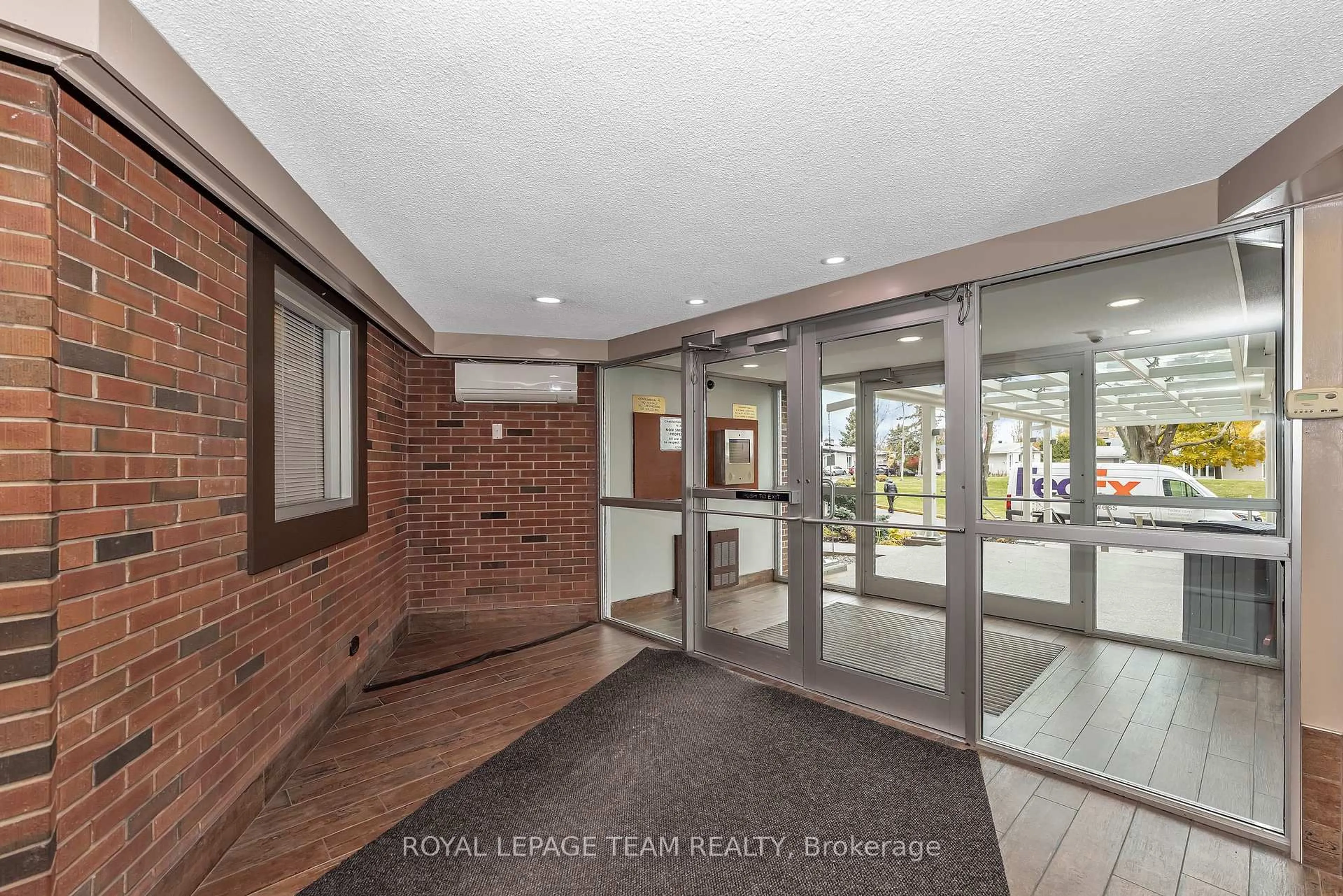 Indoor foyer for 20 Chesterton Dr #1210, Ottawa Ontario K2E 6Z7