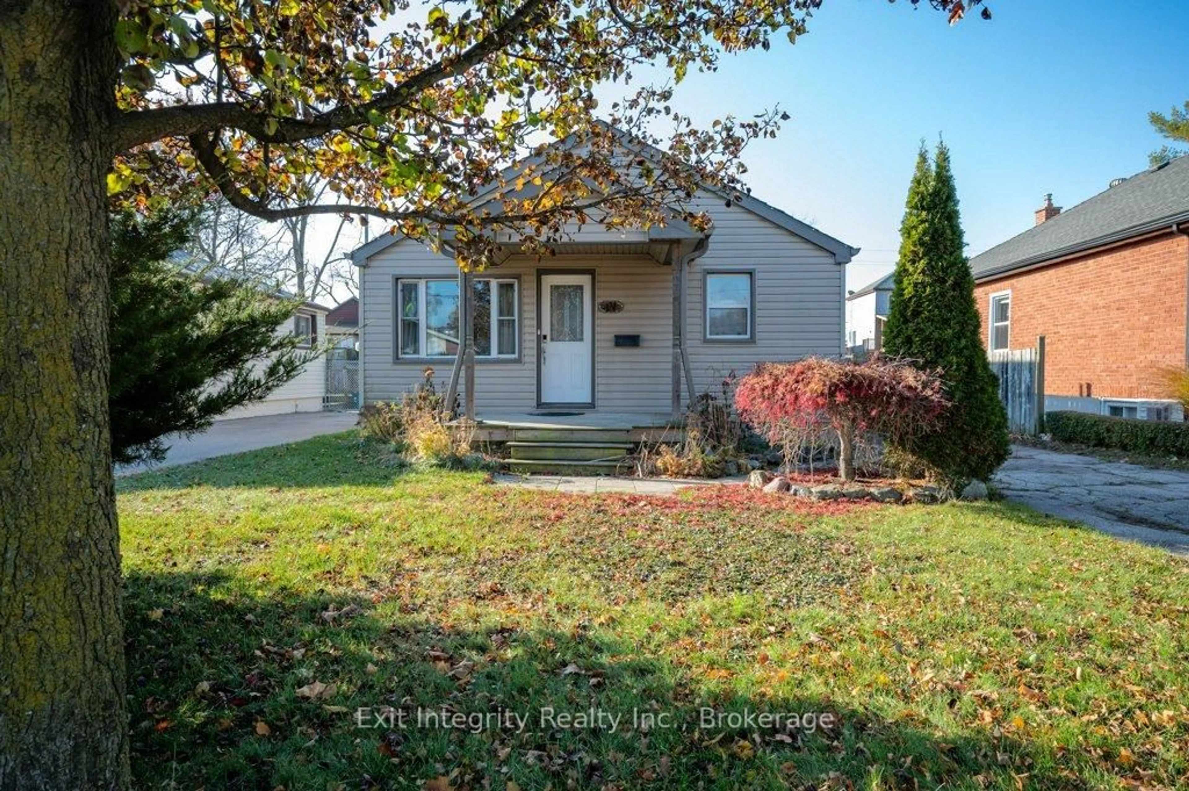 Home with vinyl exterior material, street for 131 Elmwood Ave, Cambridge Ontario N1R 4Y8