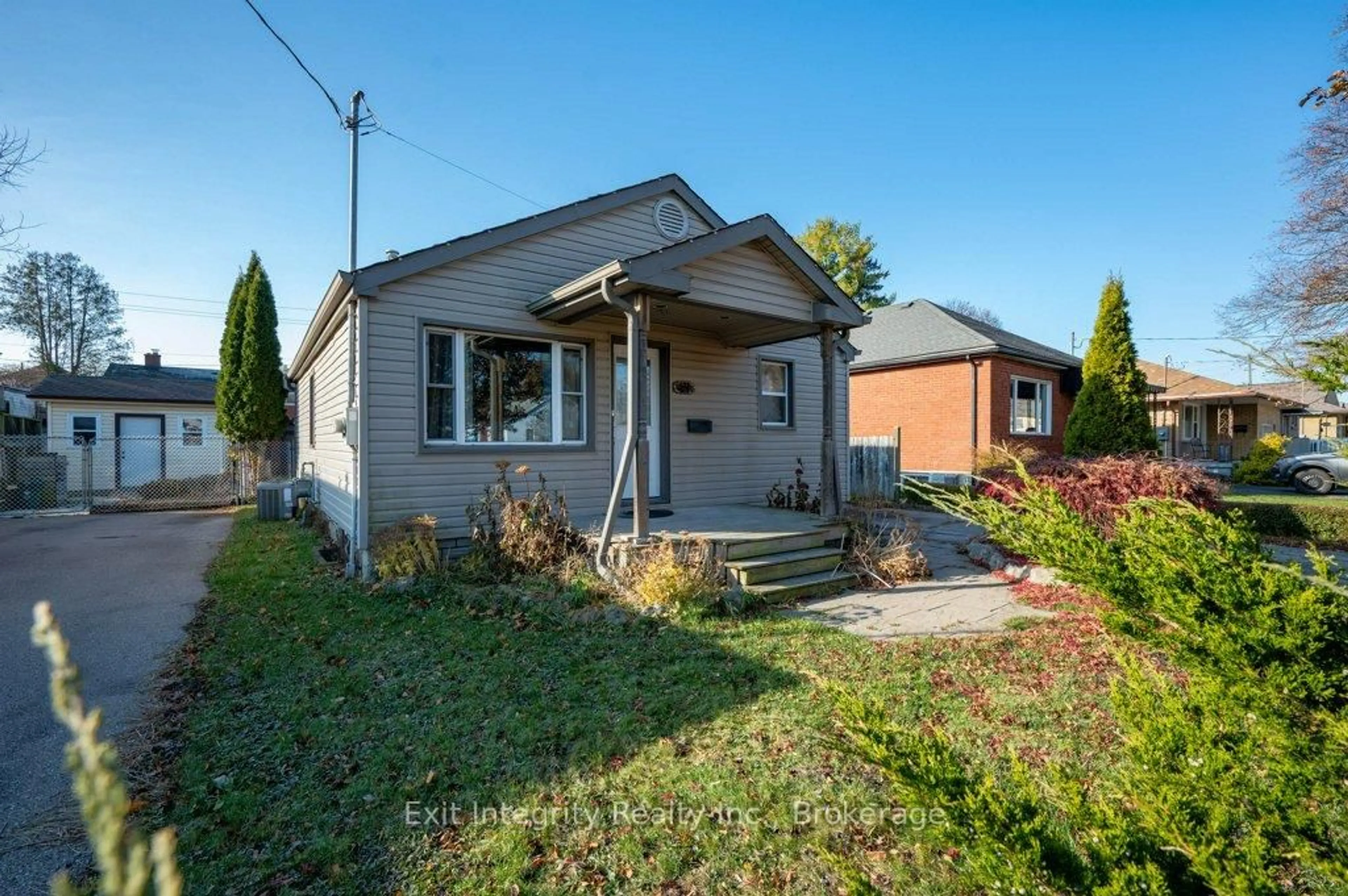 Home with brick exterior material, street for 131 Elmwood Ave, Cambridge Ontario N1R 4Y8