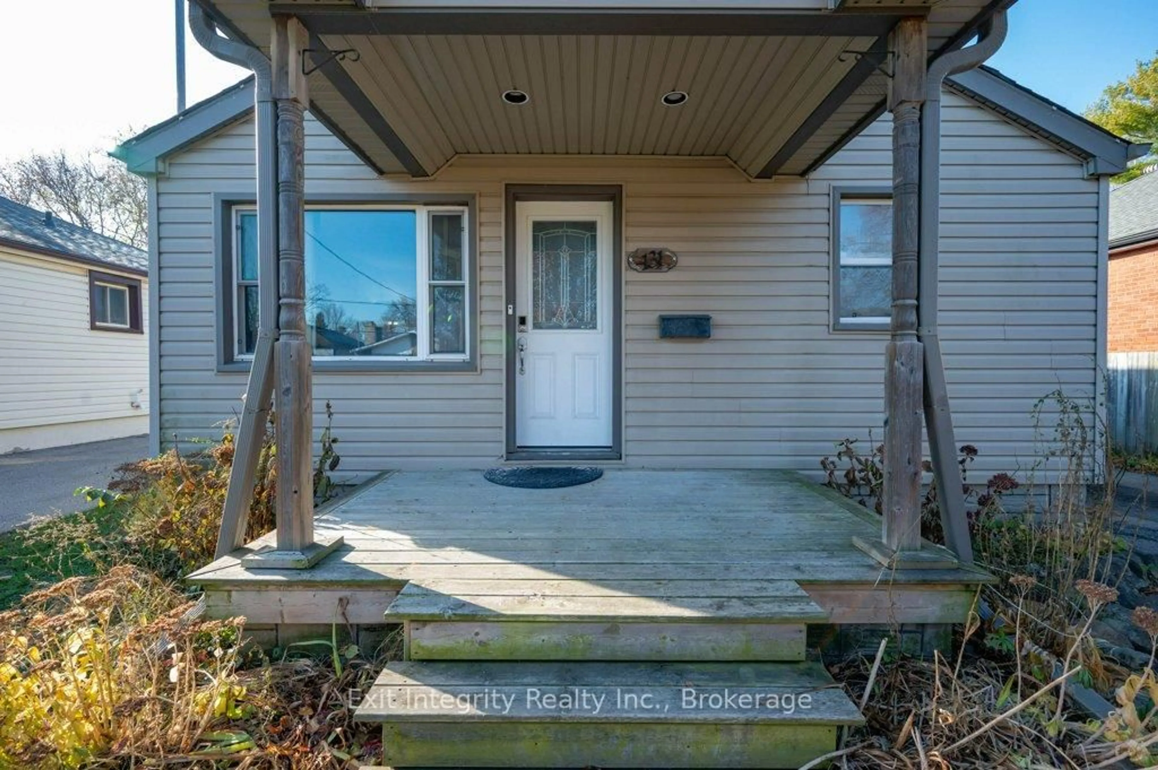 Indoor entryway for 131 Elmwood Ave, Cambridge Ontario N1R 4Y8