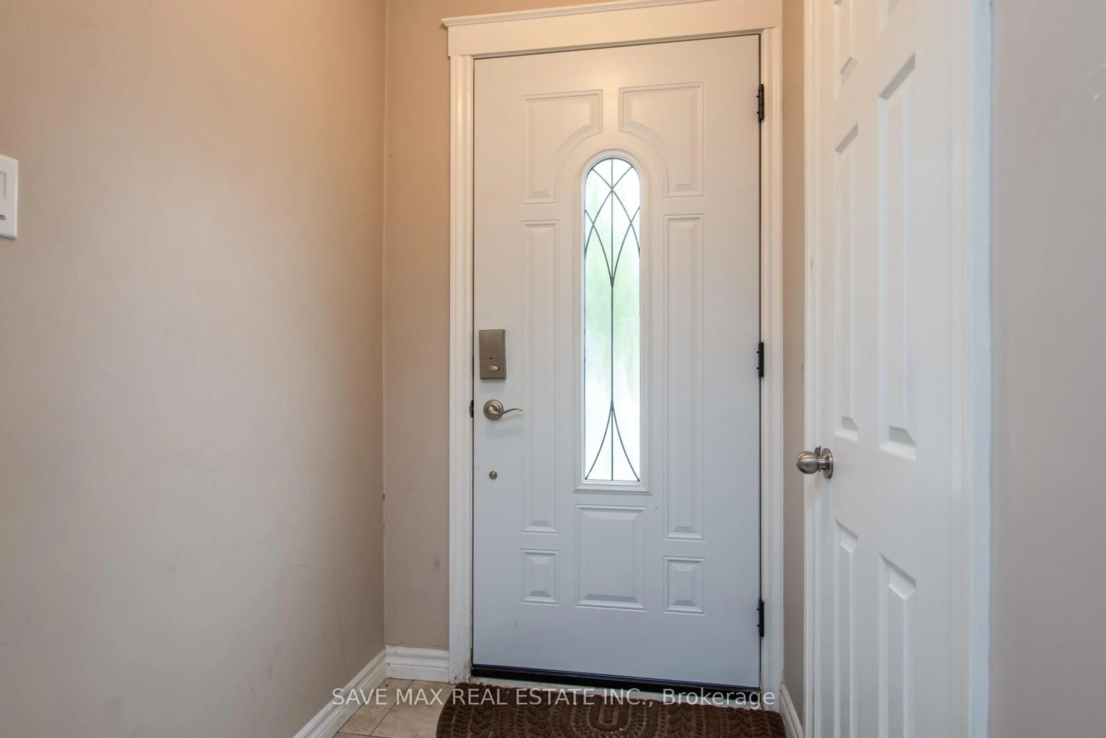 Indoor entryway for 467 Stirling Ave, Kitchener Ontario N2M 3J3
