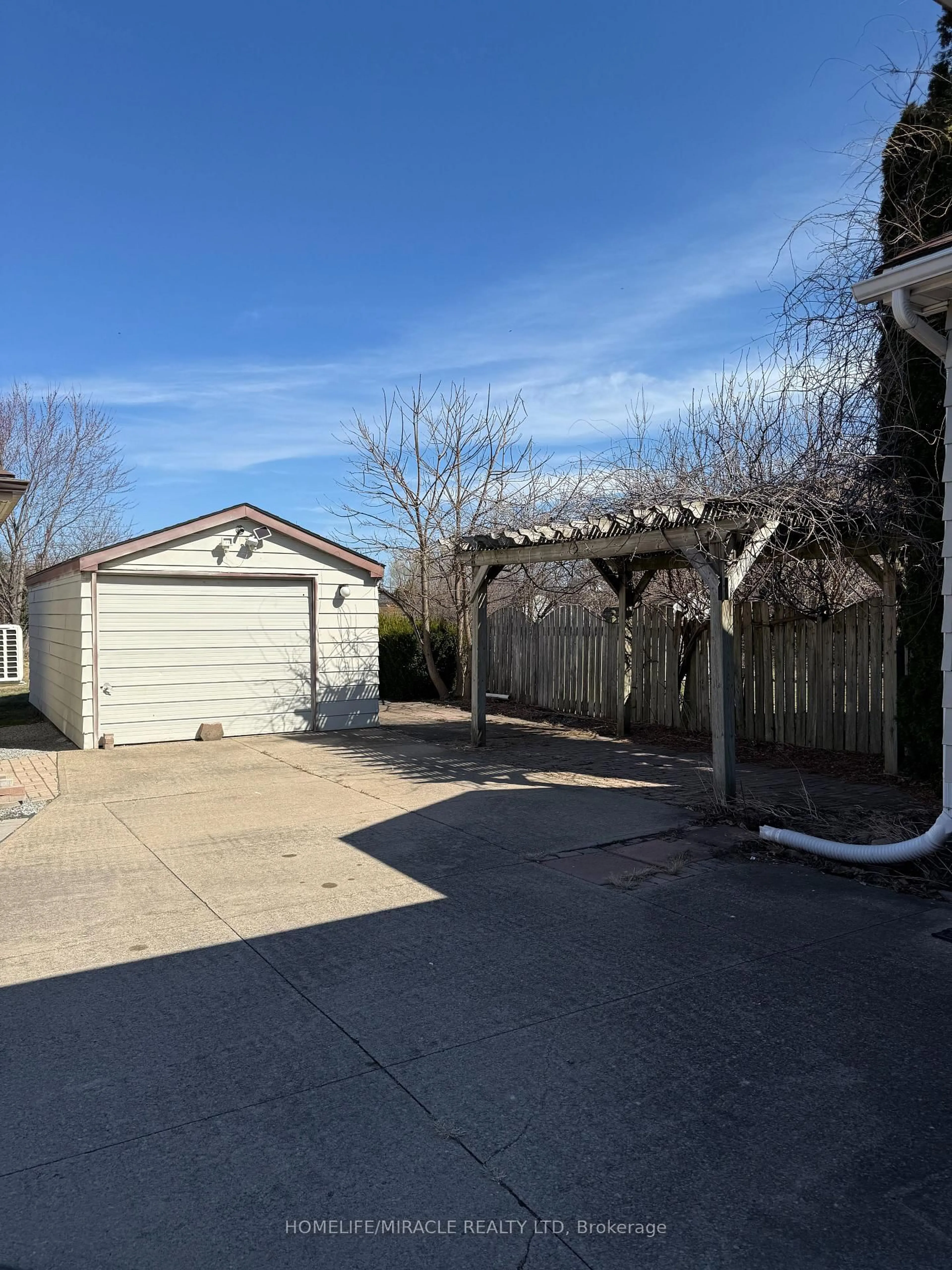 A pic from outside/outdoor area/front of a property/back of a property/a pic from drone, street for 11 Garnet St, St. Catharines Ontario L2M 5E6