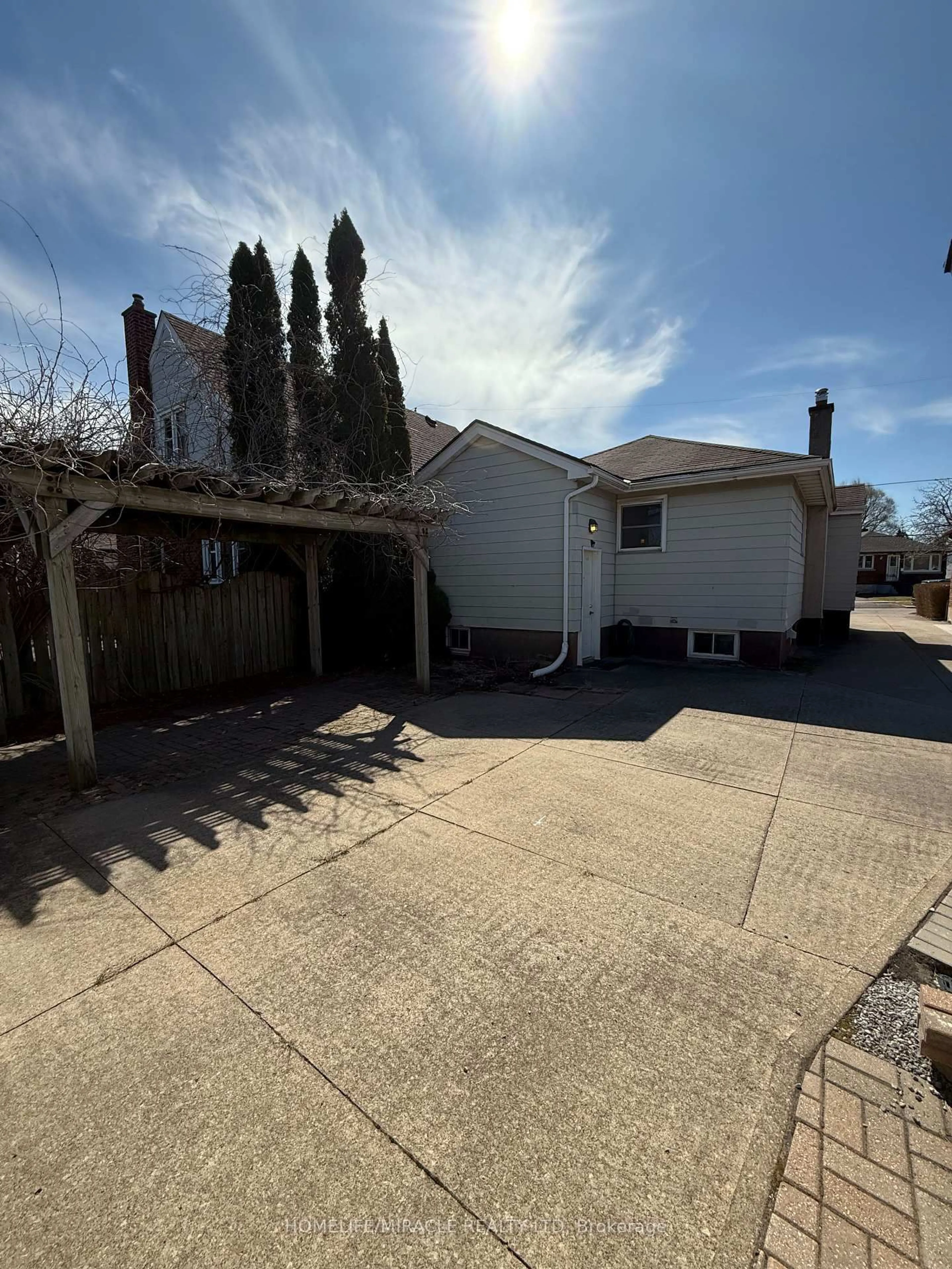 A pic from outside/outdoor area/front of a property/back of a property/a pic from drone, street for 11 Garnet St, St. Catharines Ontario L2M 5E6