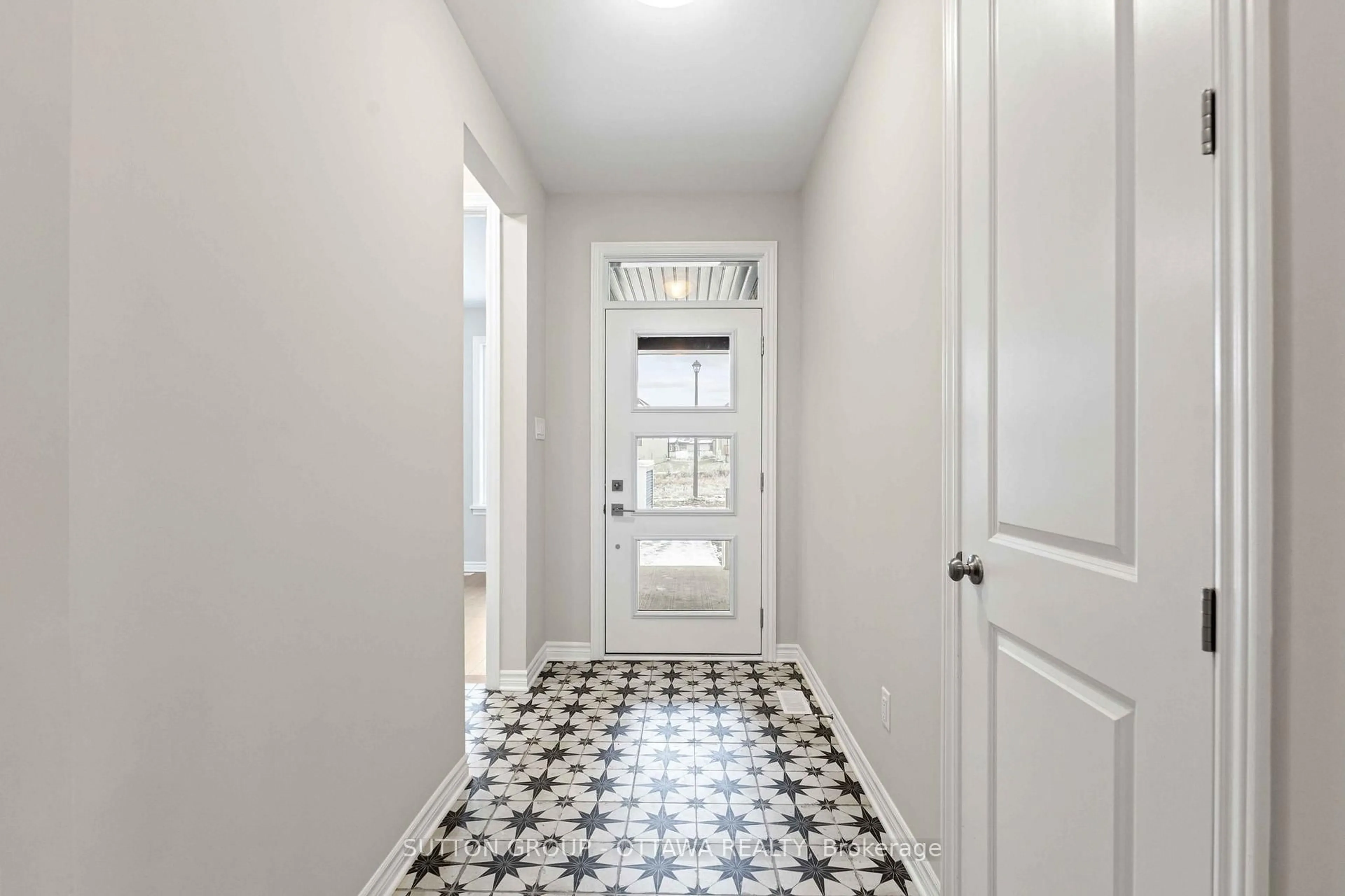 Indoor entryway for 1151 BRONZE Ave, Clarence-Rockland Ontario K4K 0M9