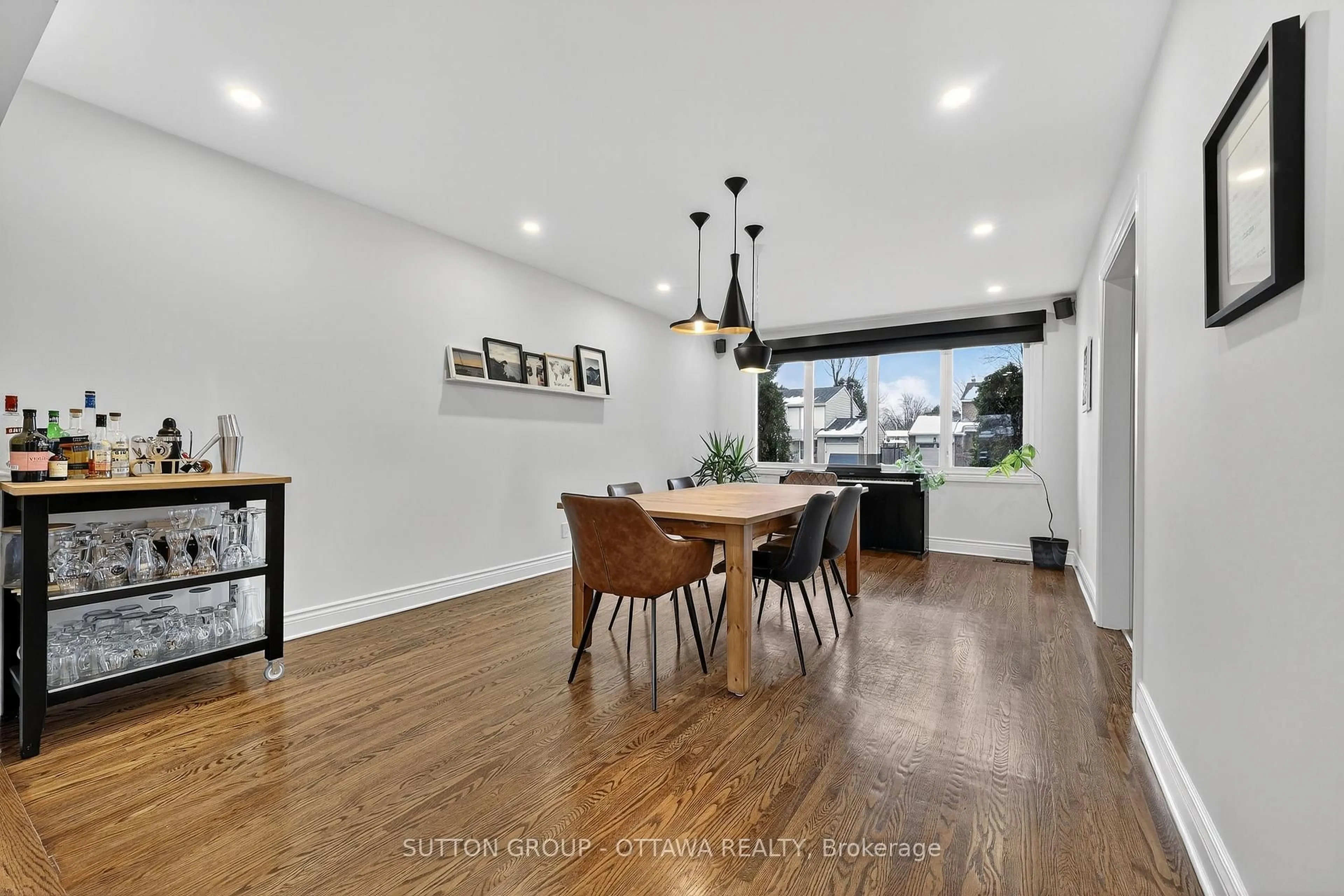 Dining room, wood/laminate floor for 25 Southpark Dr, Ottawa Ontario K1B 3B8