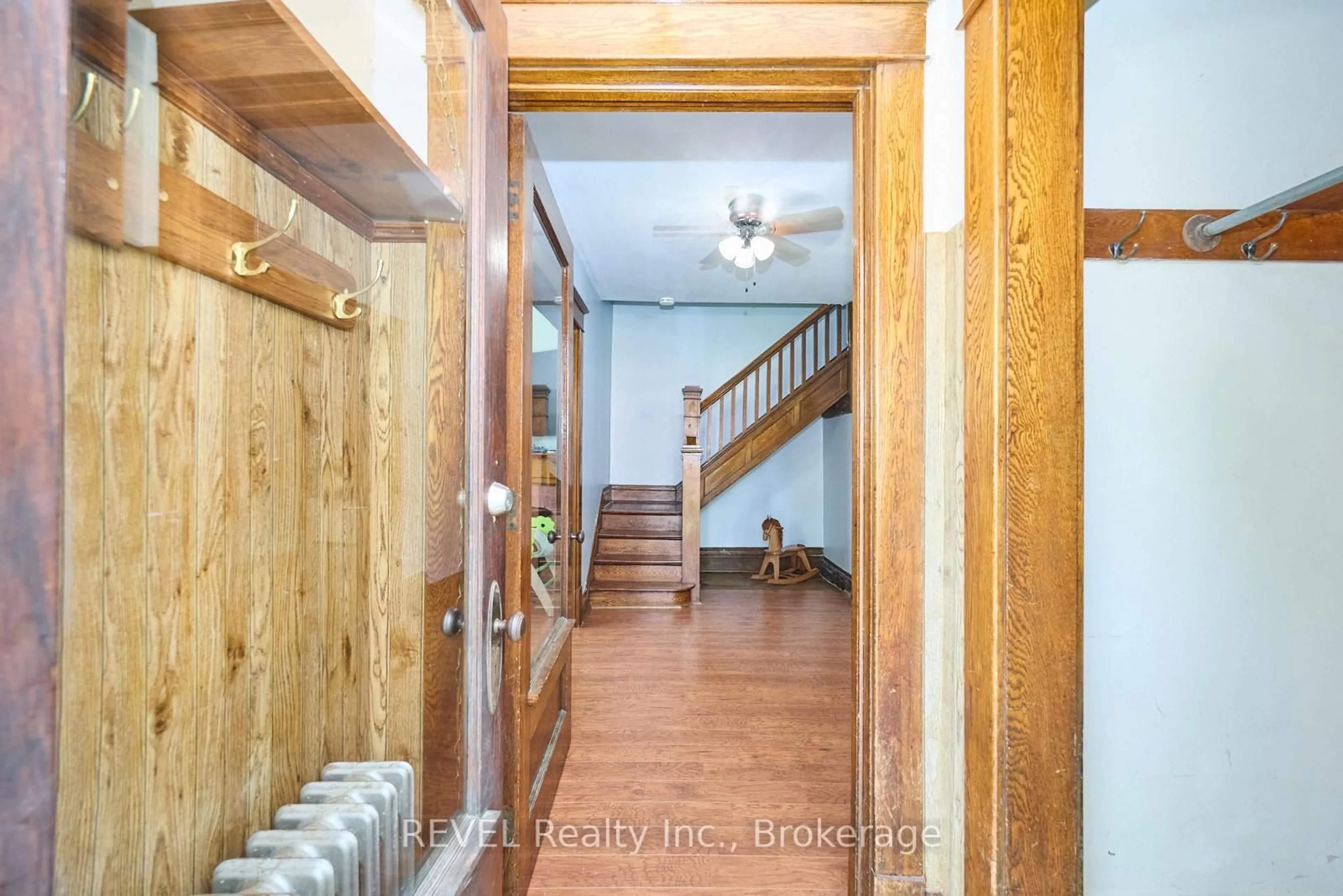Indoor foyer for 51 Grove St, Welland Ontario L3B 4B3