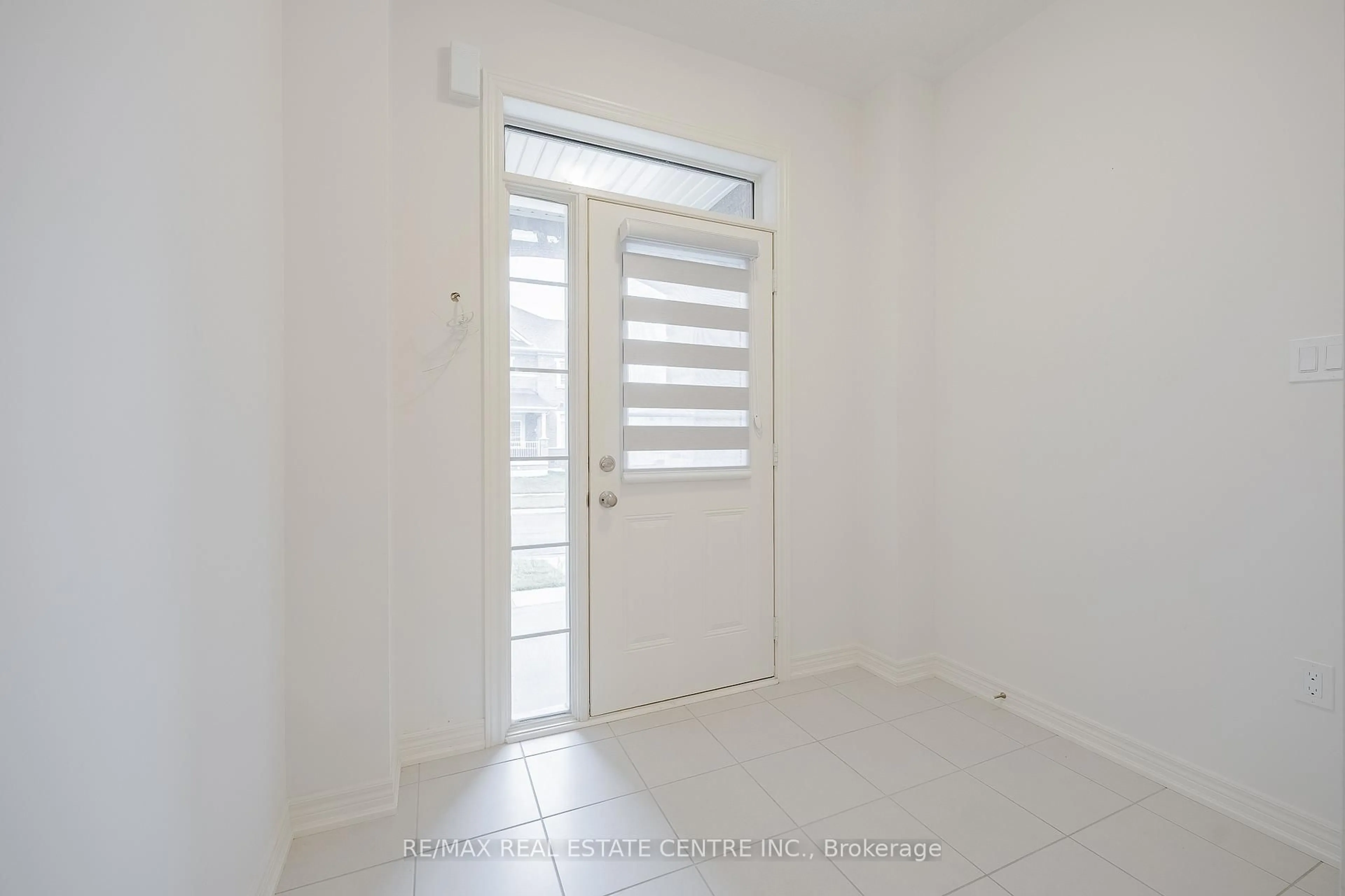 Indoor foyer for 21 Gledhill Cres, Cambridge Ontario N1T 0G4