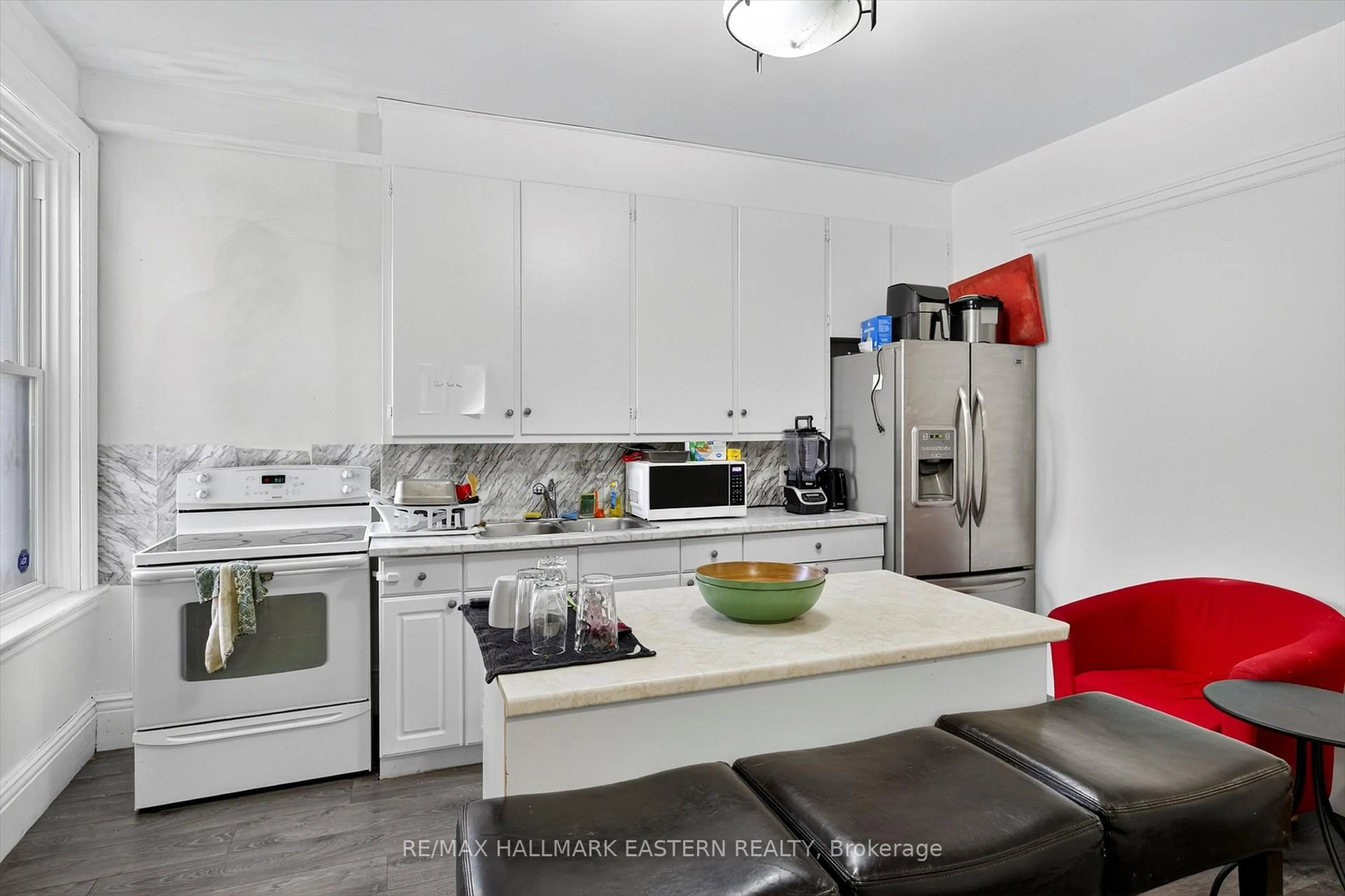 Standard kitchen, ceramic/tile floor for 271 Thomas St, Peterborough Ontario K9J 5E7