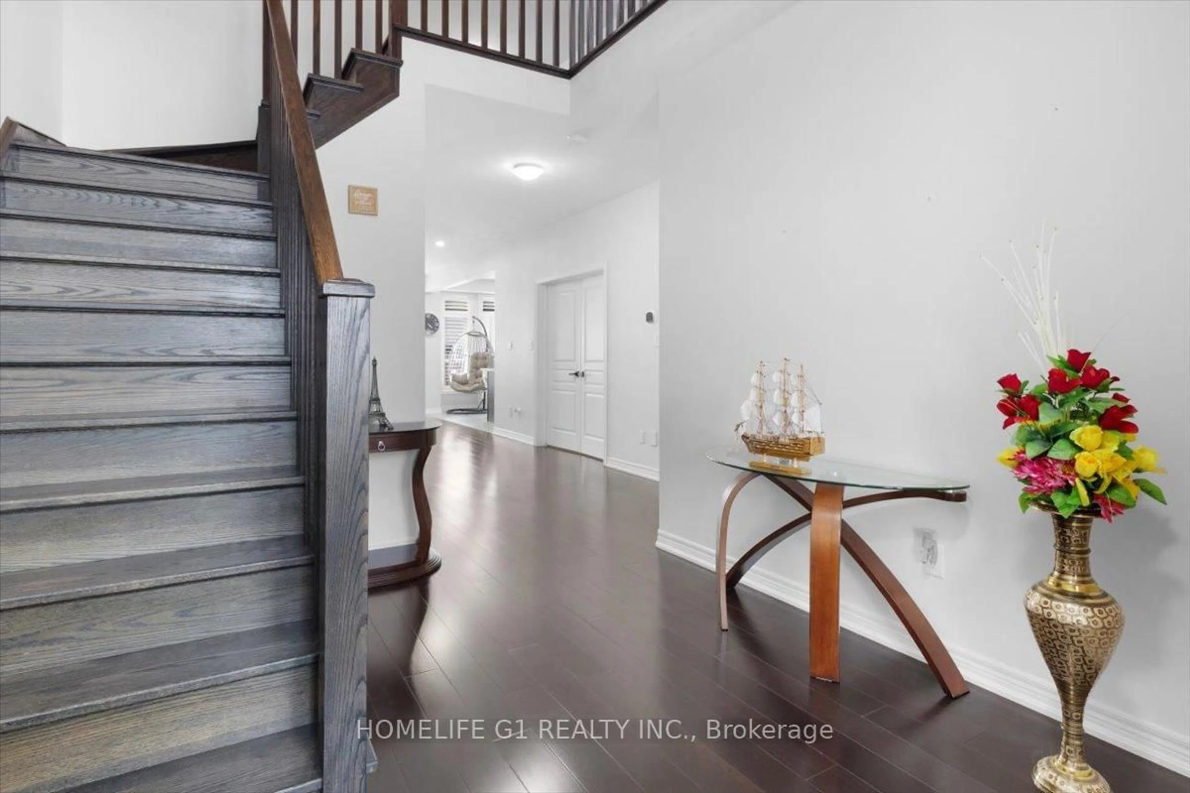 Indoor entryway for 16 Weathering Hts, Hamilton Ontario L8J 0E7