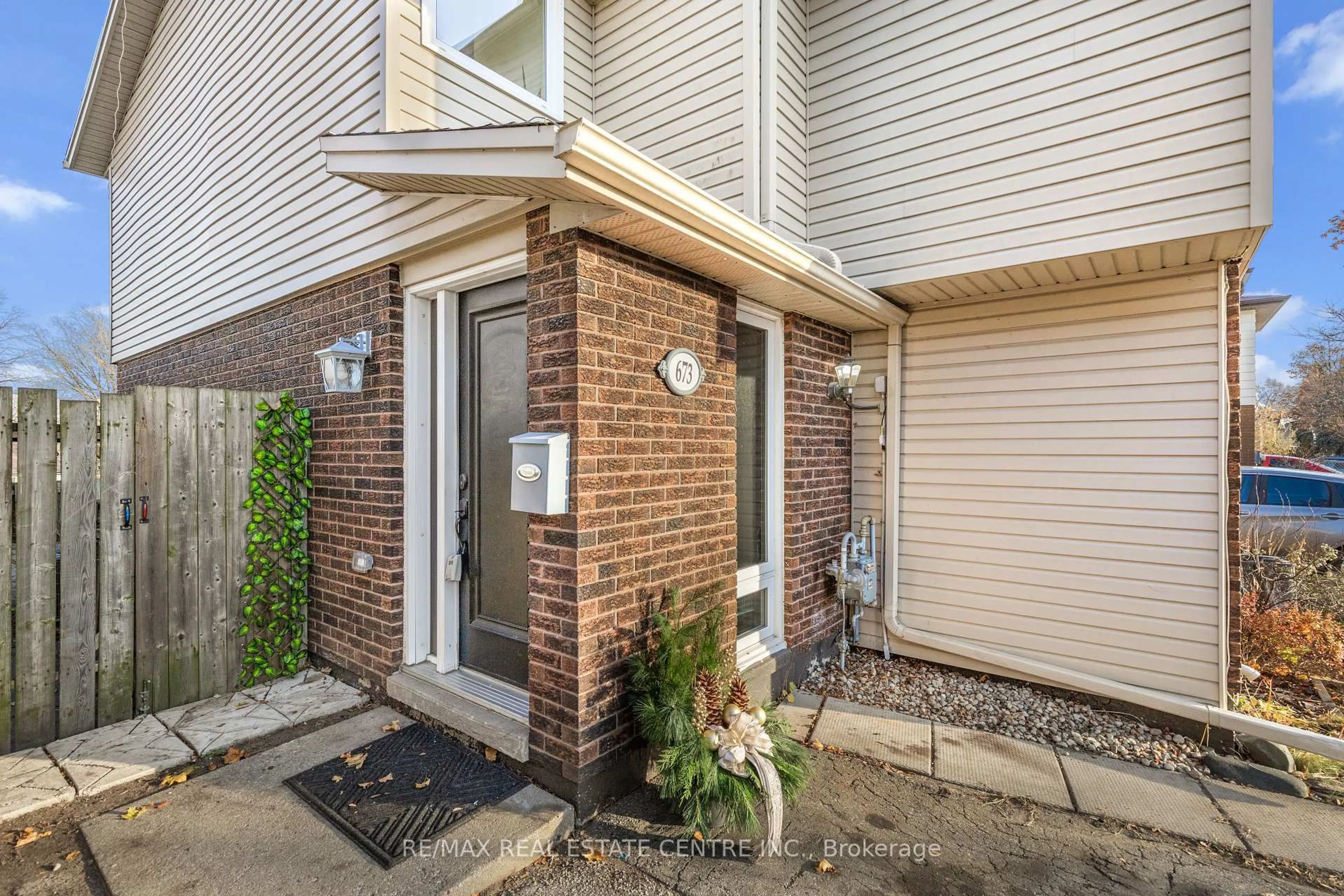 Indoor entryway for 673 Hillview Rd, Cambridge Ontario N3H 5C3