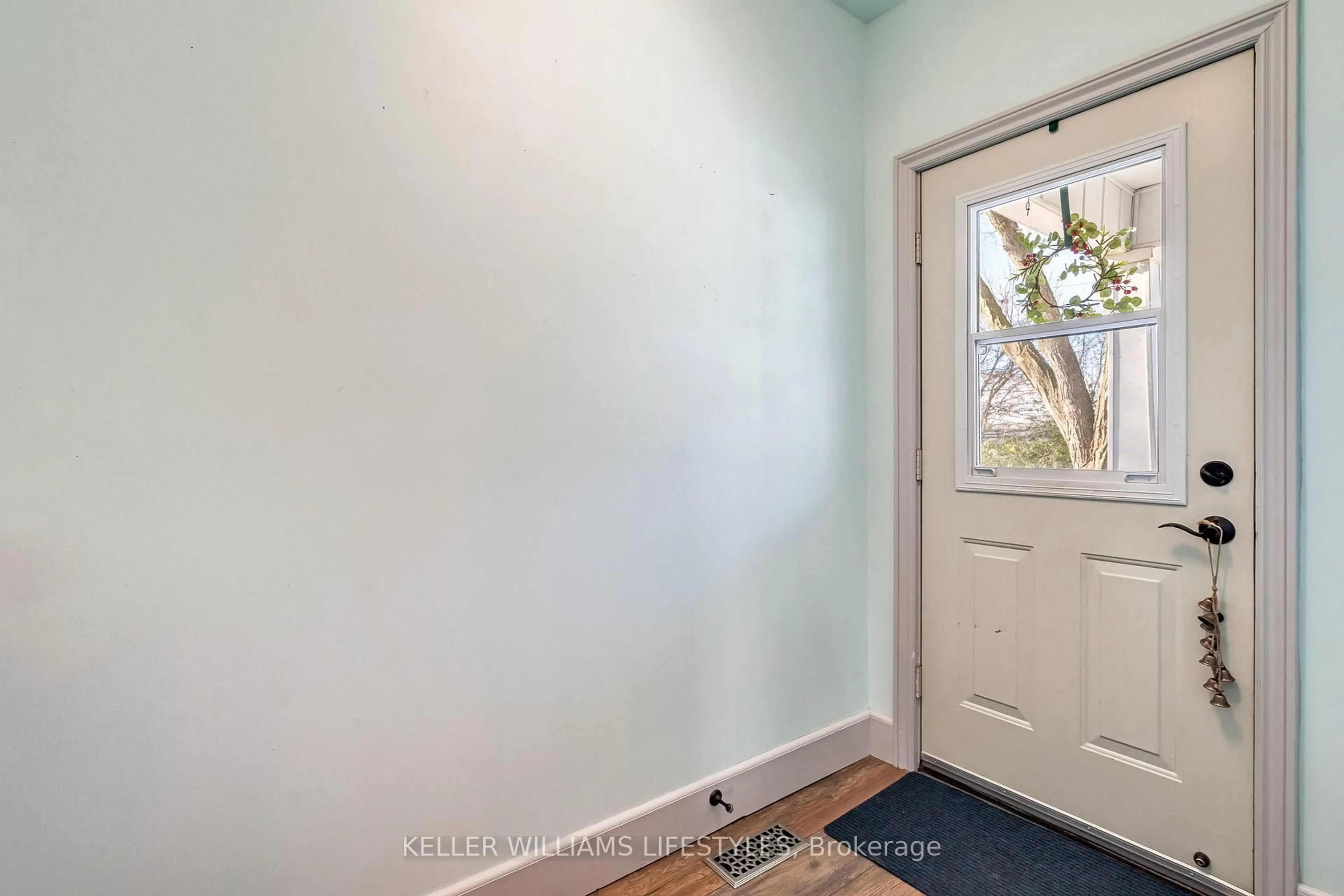 Indoor entryway for 616 Glasgow St, London East Ontario N5Y 1V5