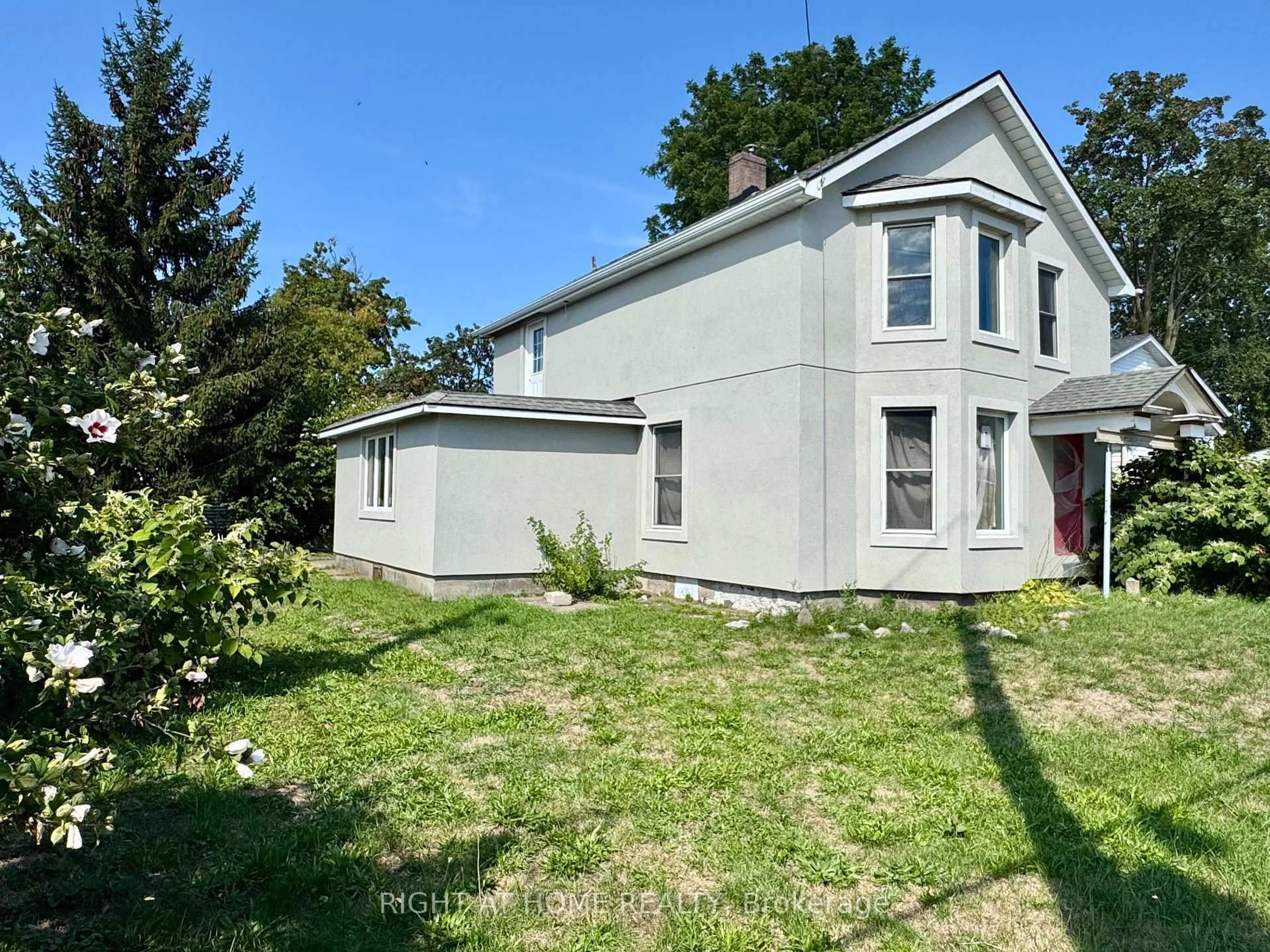 A pic from outside/outdoor area/front of a property/back of a property/a pic from drone, street for 144 Waterloo St, Fort Erie Ontario L2A 3K2