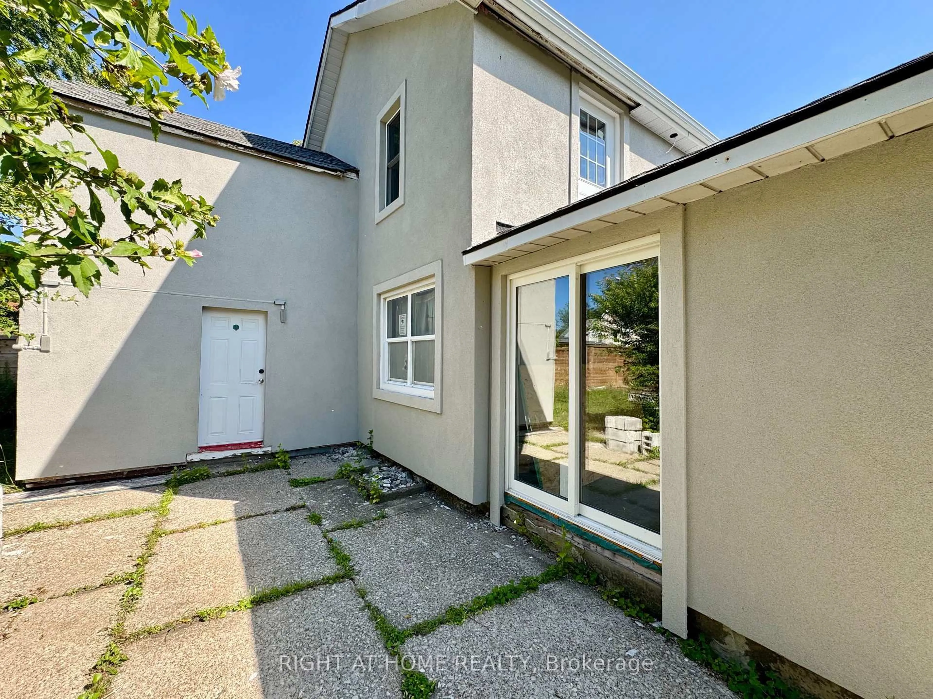 A pic from outside/outdoor area/front of a property/back of a property/a pic from drone, street for 144 Waterloo St, Fort Erie Ontario L2A 3K2