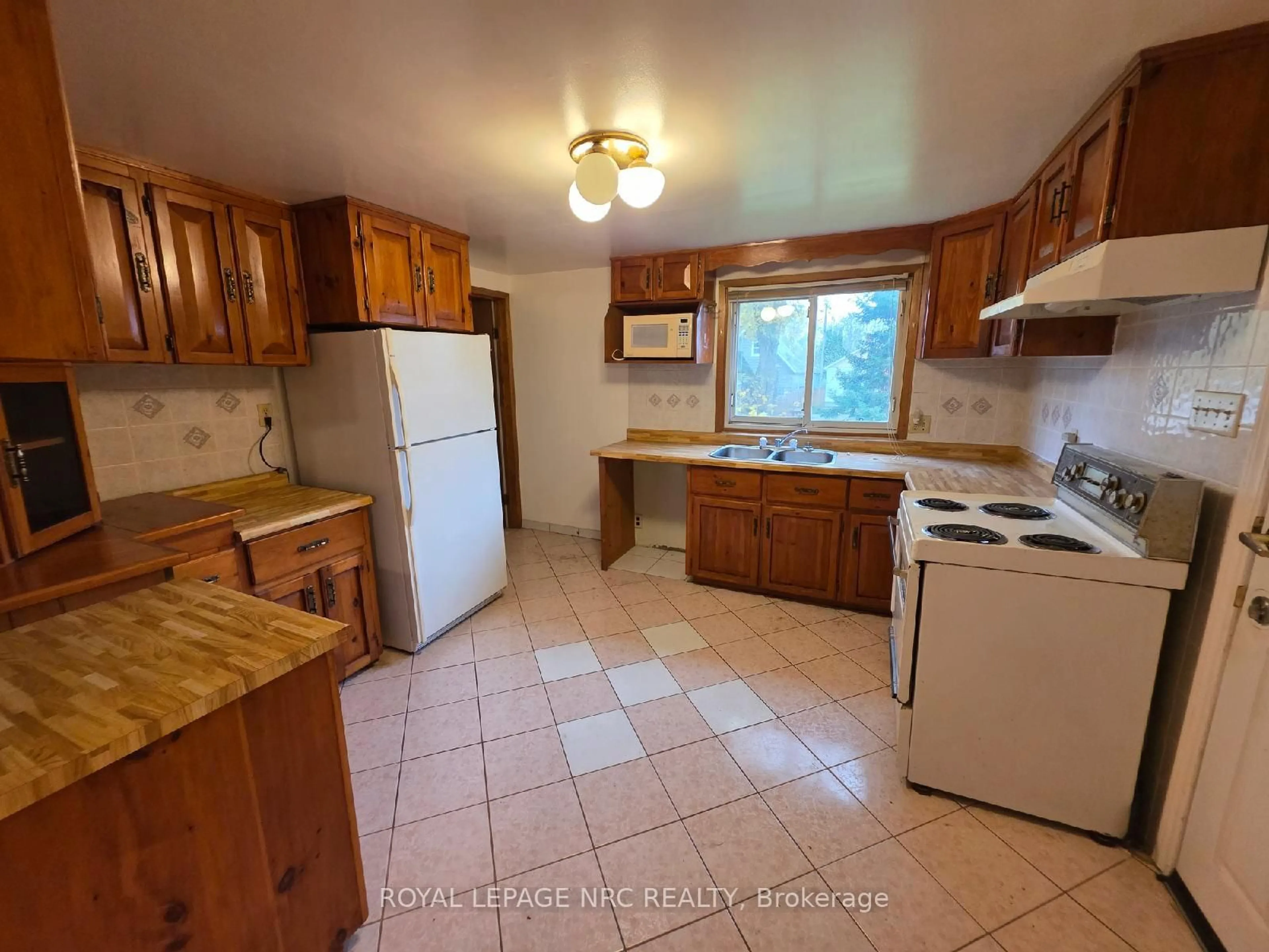 Standard kitchen, ceramic/tile floor for 6414 Taylor St, Niagara Falls Ontario L2G 2G1