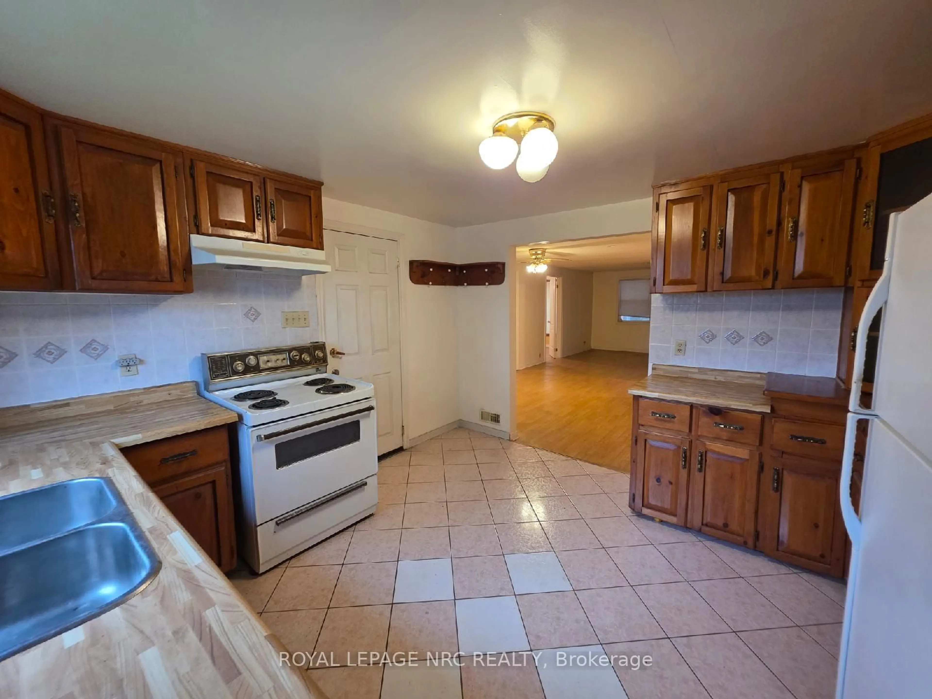 Standard kitchen, ceramic/tile floor for 6414 Taylor St, Niagara Falls Ontario L2G 2G1