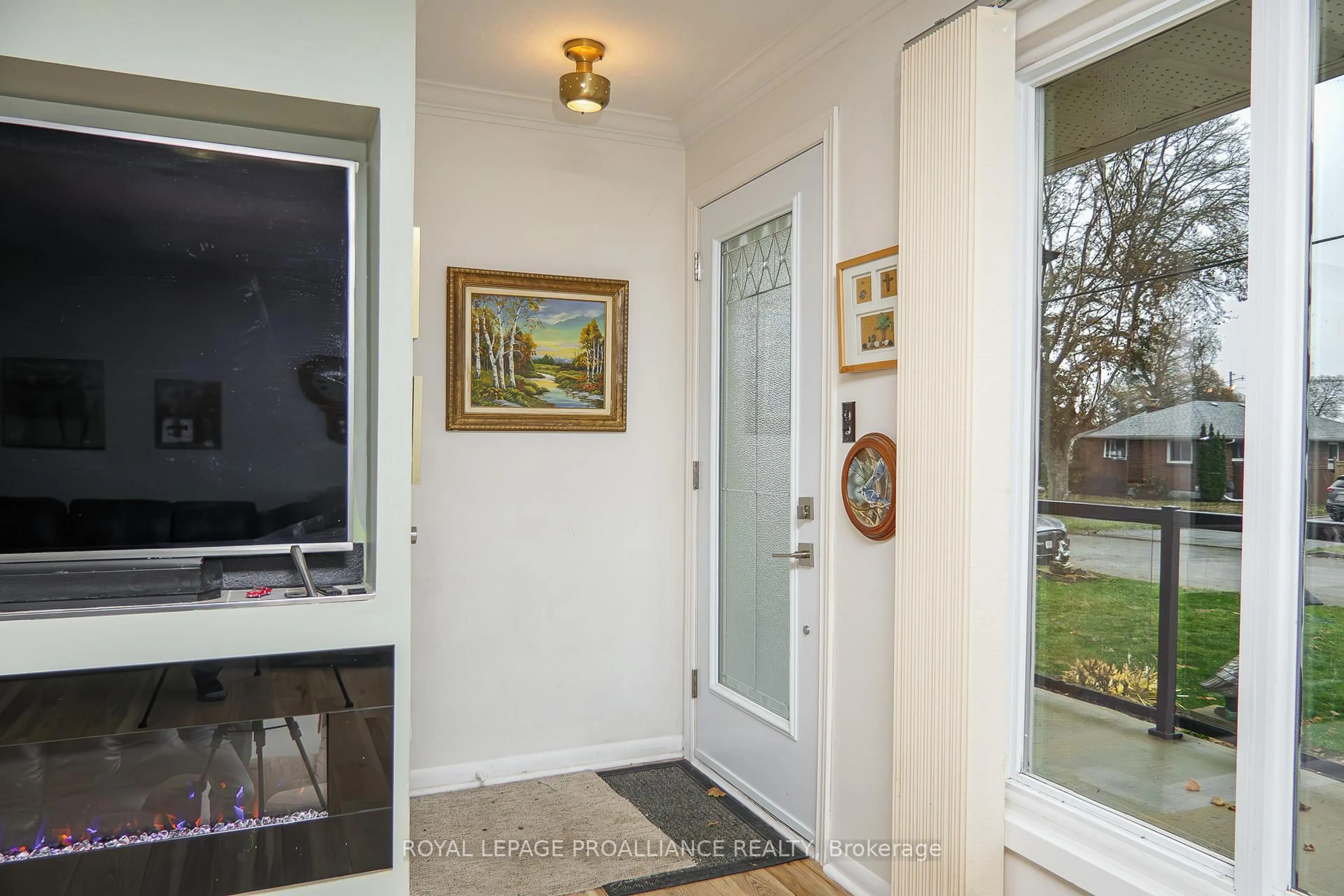 Indoor entryway for 10 Devere Gdns, Quinte West Ontario K8V 3M3