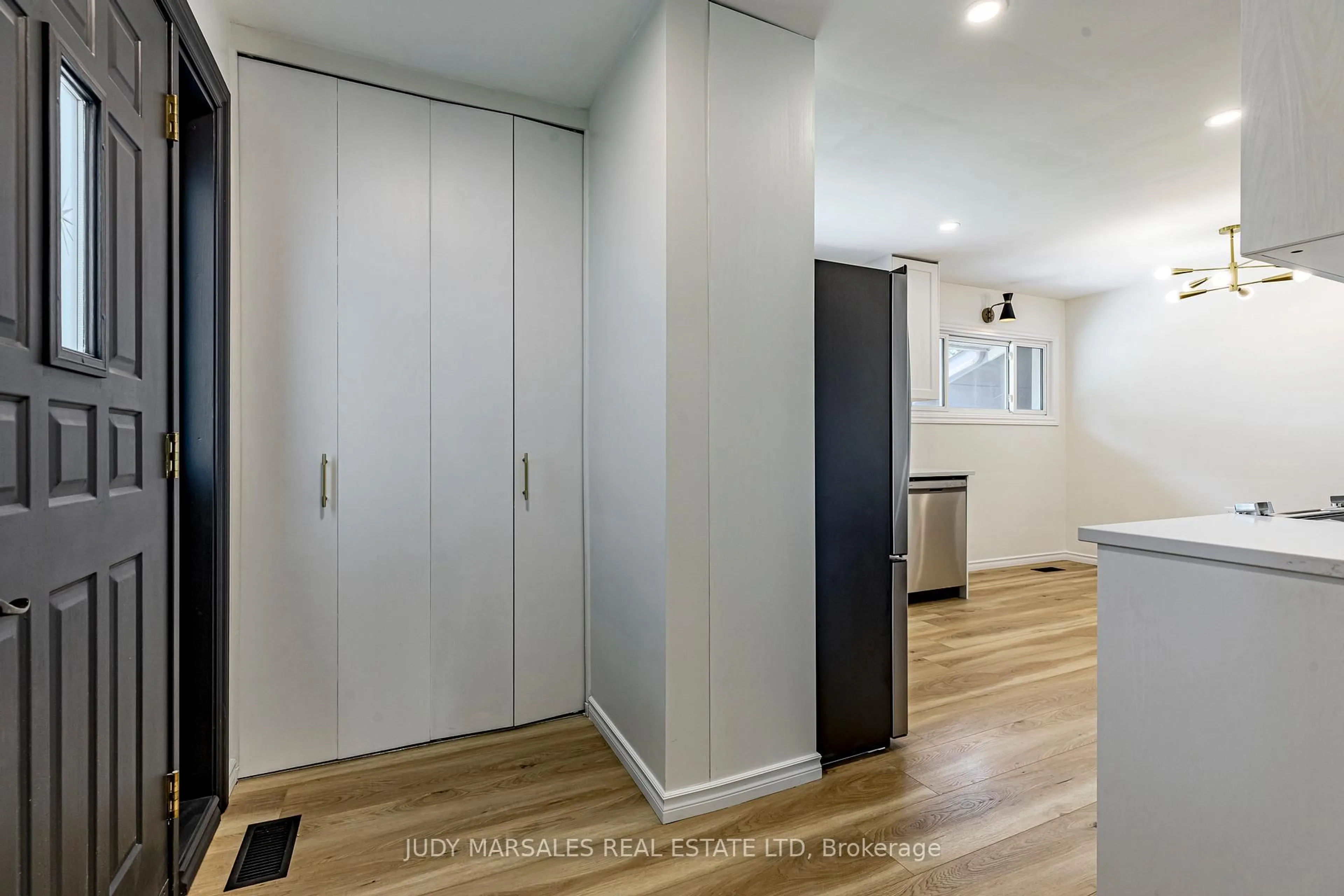 Indoor entryway for 20 Burfield Ave, Hamilton Ontario L8T 2J9