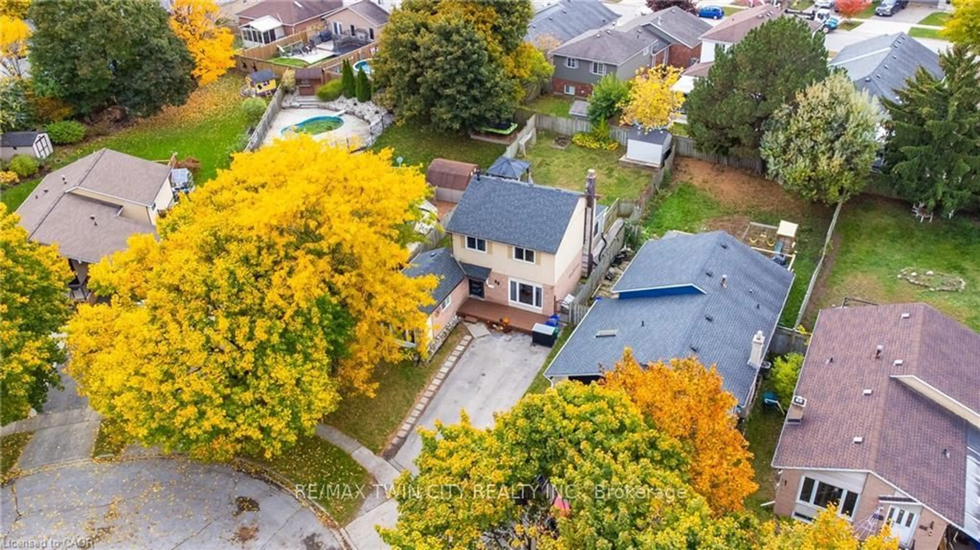 A pic from outside/outdoor area/front of a property/back of a property/a pic from drone, street for 36 Angela Cres, Cambridge Ontario N1S 4B6