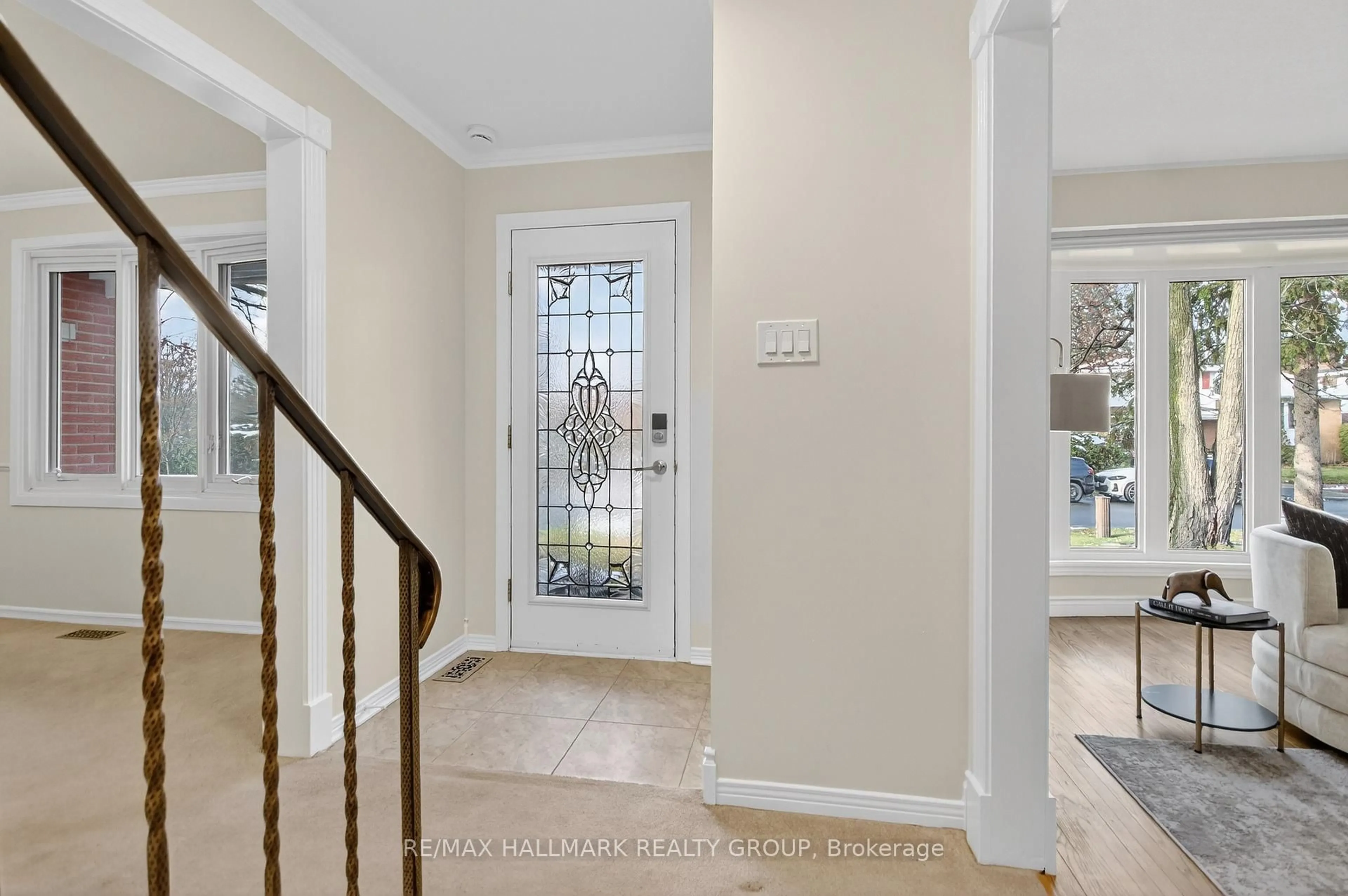 Indoor entryway for 89 Westpark Dr, Gloucester Ontario K1B 3G4