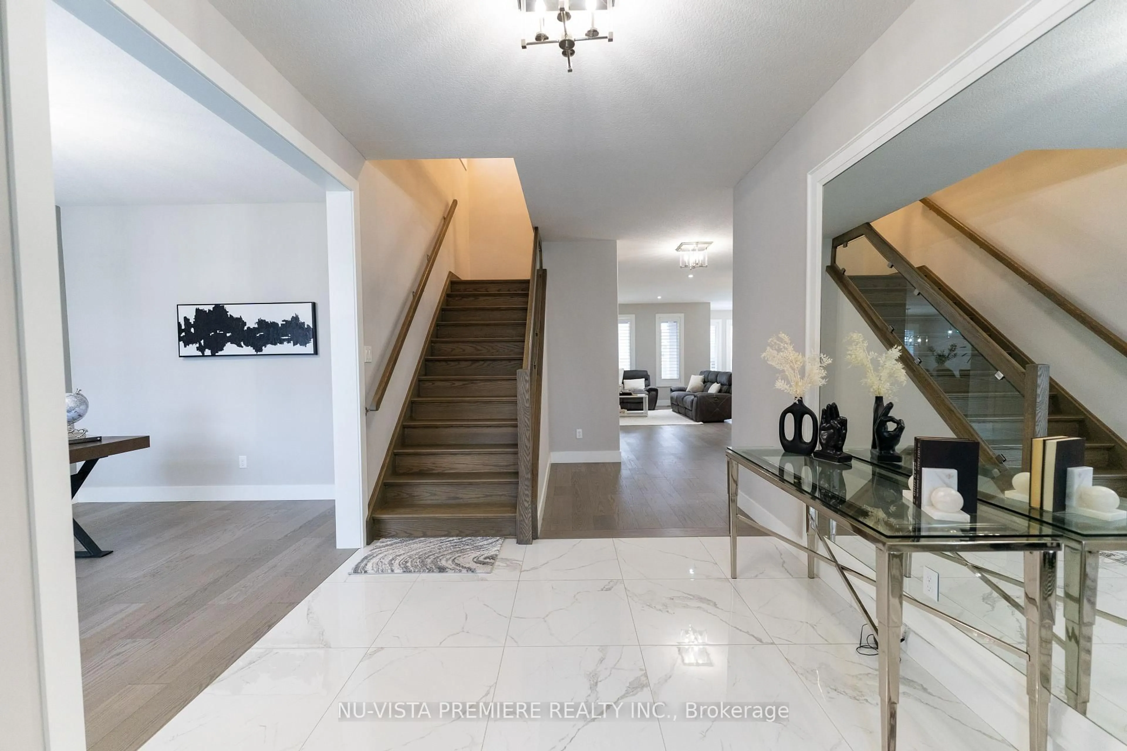 Indoor foyer for 3354 Mersea St, London South Ontario N6P 0G3