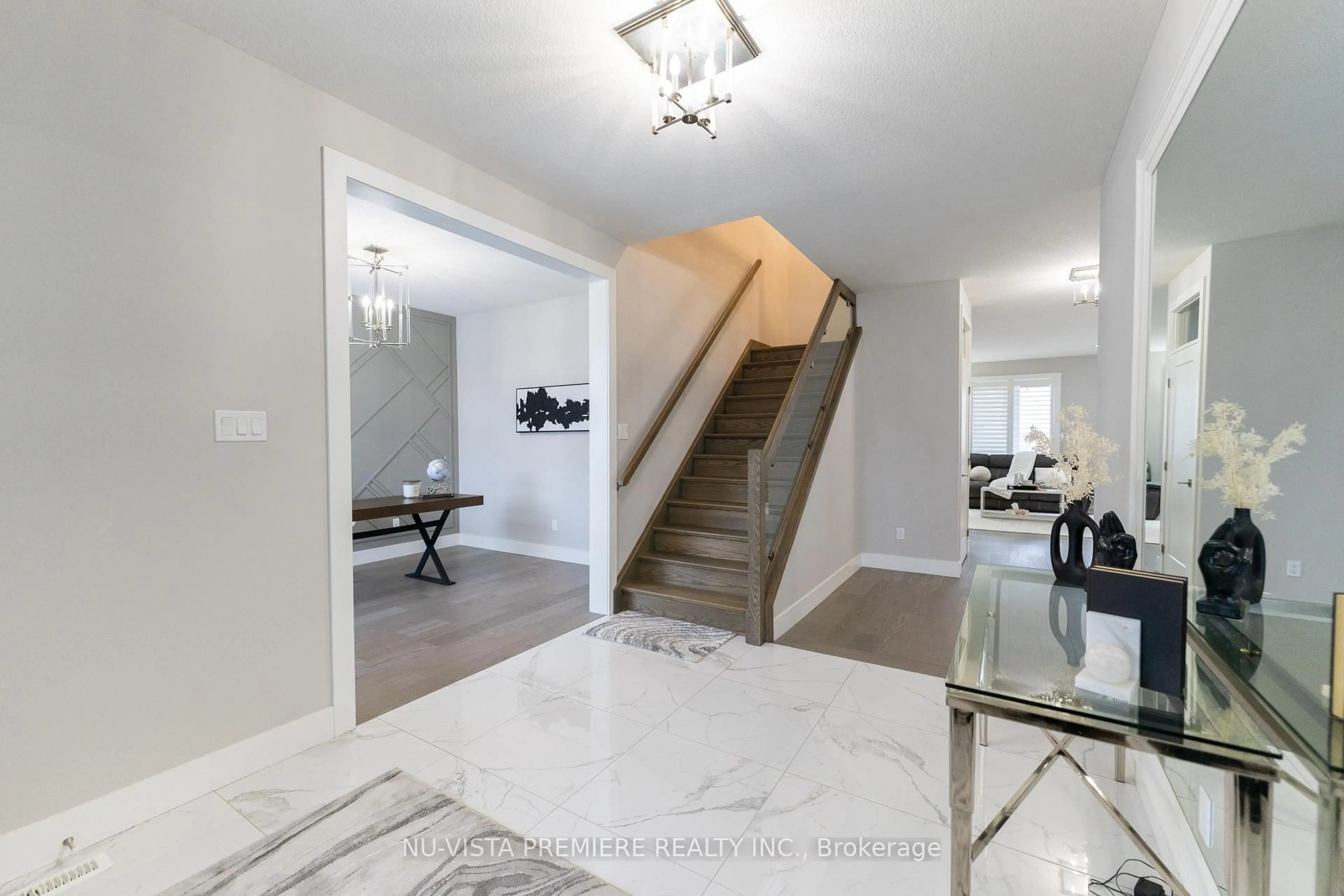 Indoor entryway for 3354 Mersea St, London South Ontario N6P 0G3