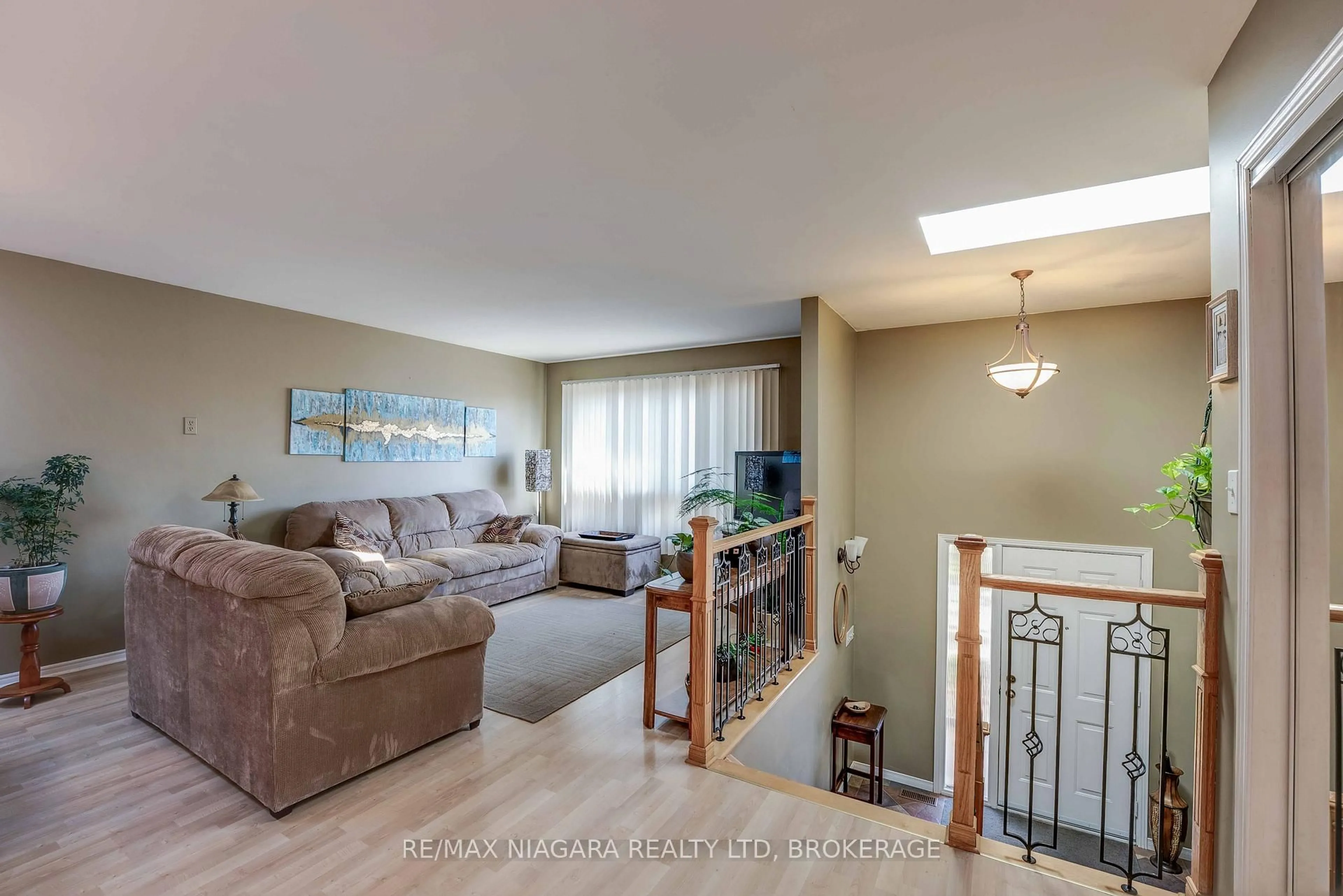Living room with furniture, unknown for 26 RAVINE Rd, St. Catharines Ontario L2P 3A7