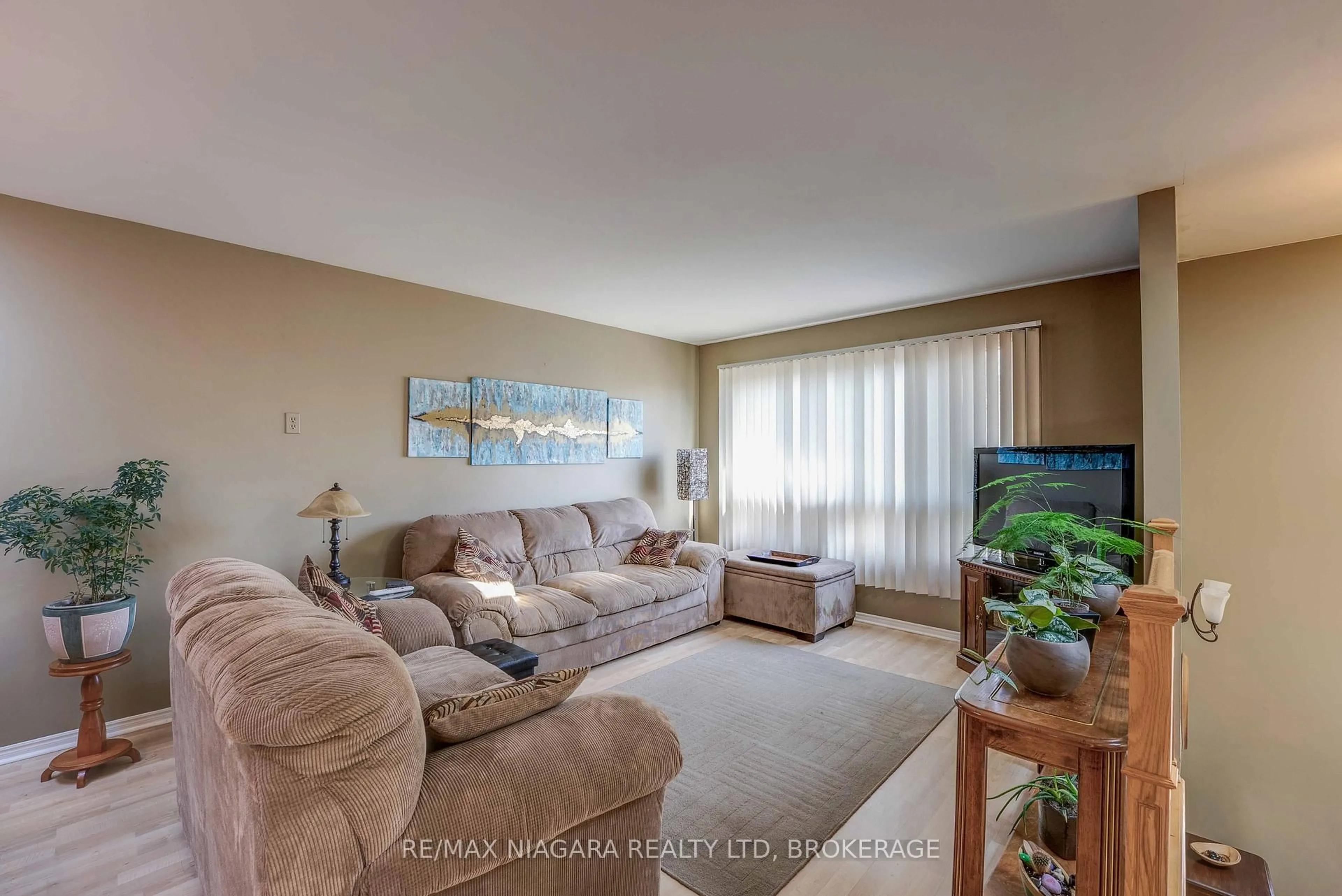 Living room with furniture, unknown for 26 RAVINE Rd, St. Catharines Ontario L2P 3A7