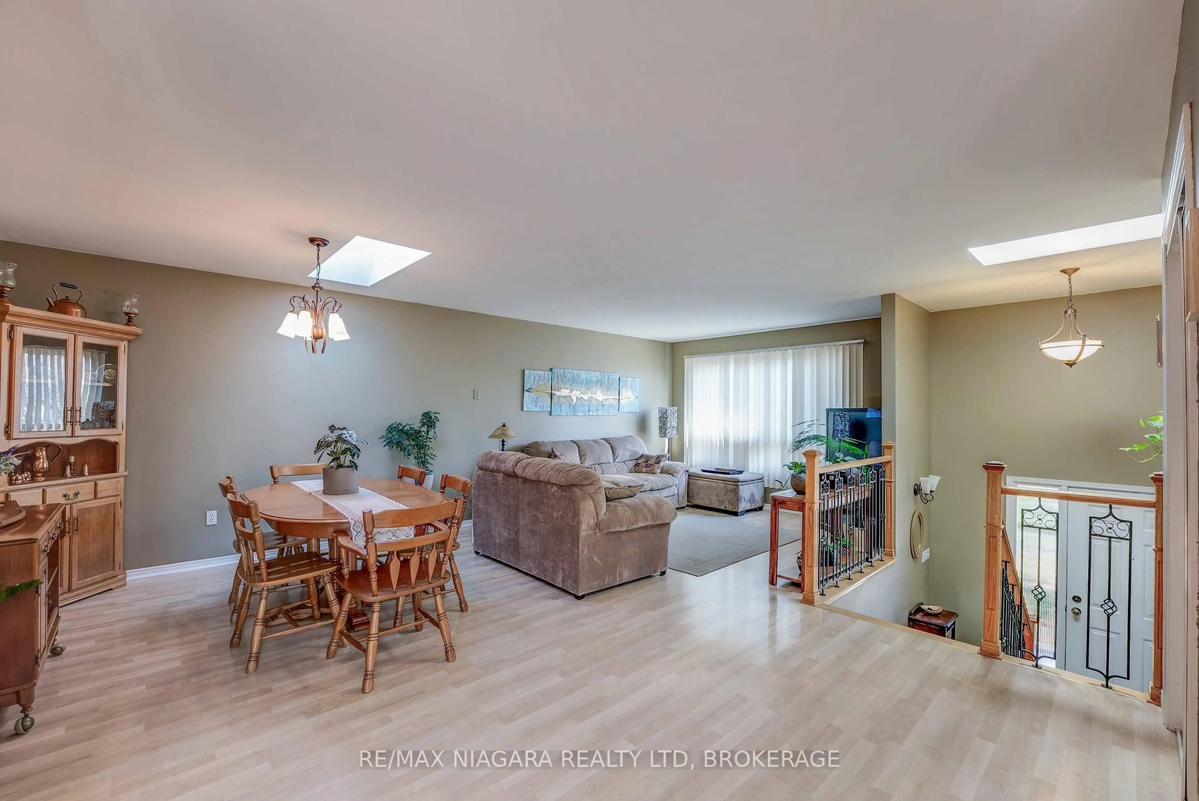 Living room with furniture, unknown for 26 RAVINE Rd, St. Catharines Ontario L2P 3A7