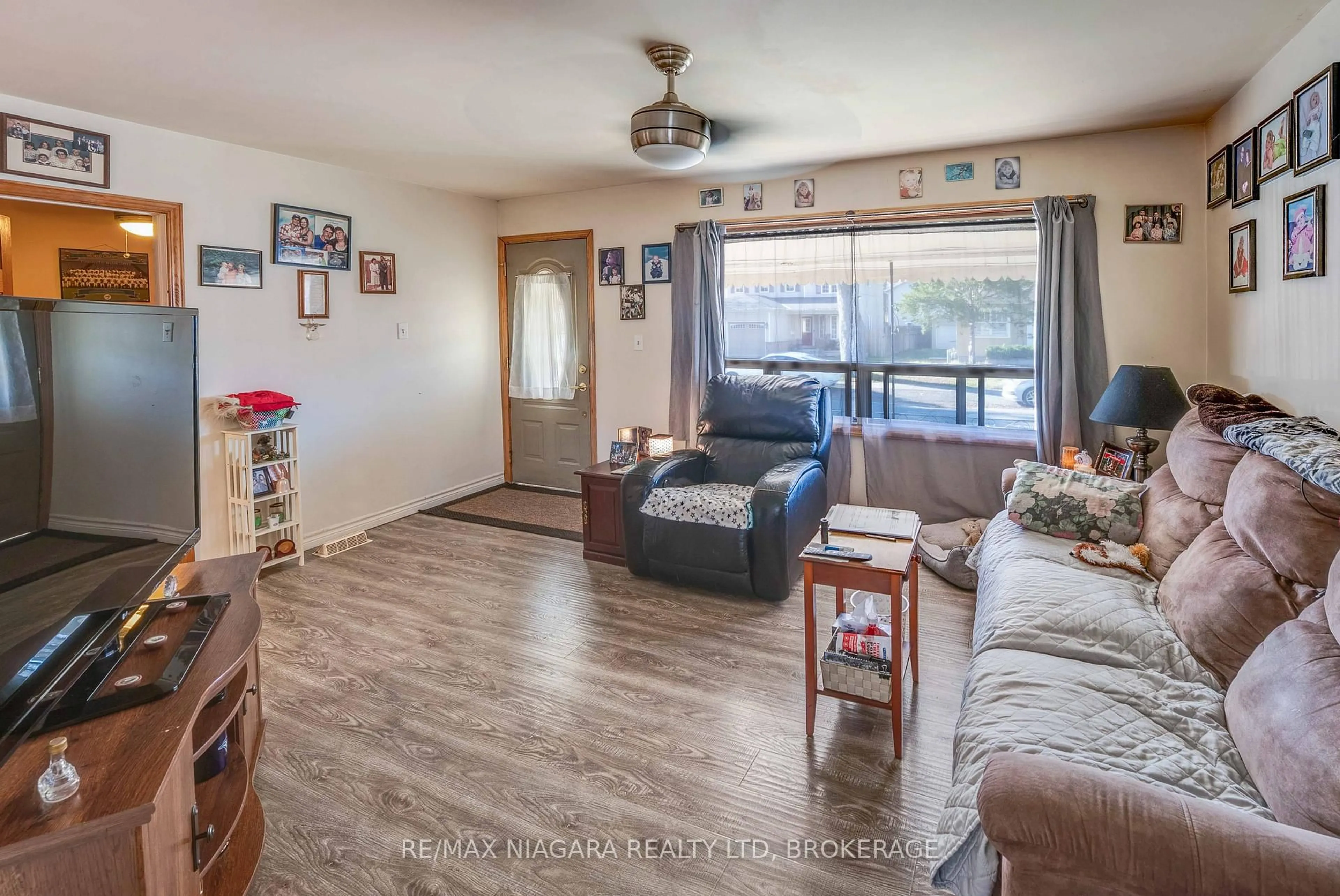 Living room with furniture, unknown for 50 HAIG St, St. Catharines Ontario L2R 6K9