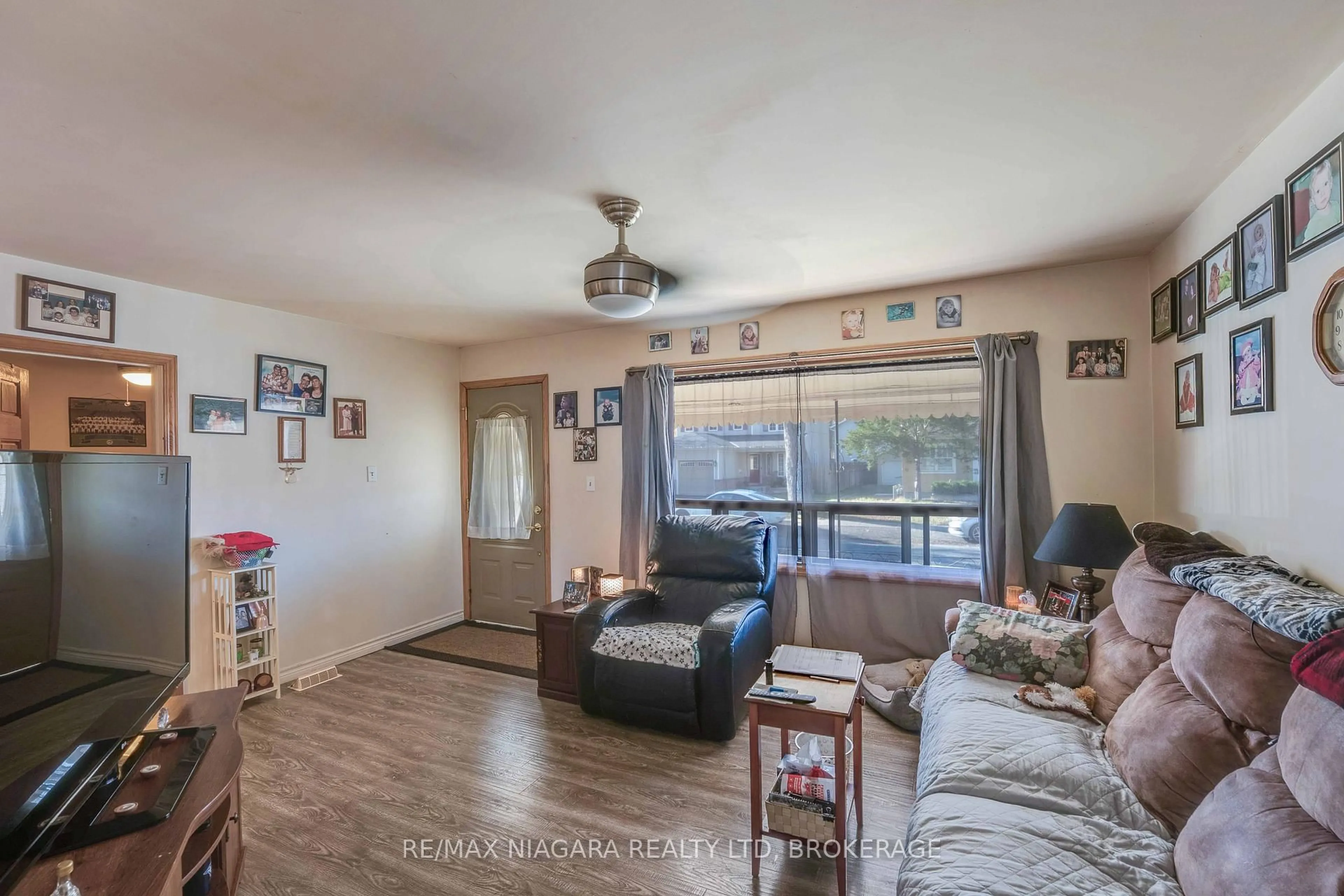 Living room with furniture, unknown for 50 HAIG St, St. Catharines Ontario L2R 6K9