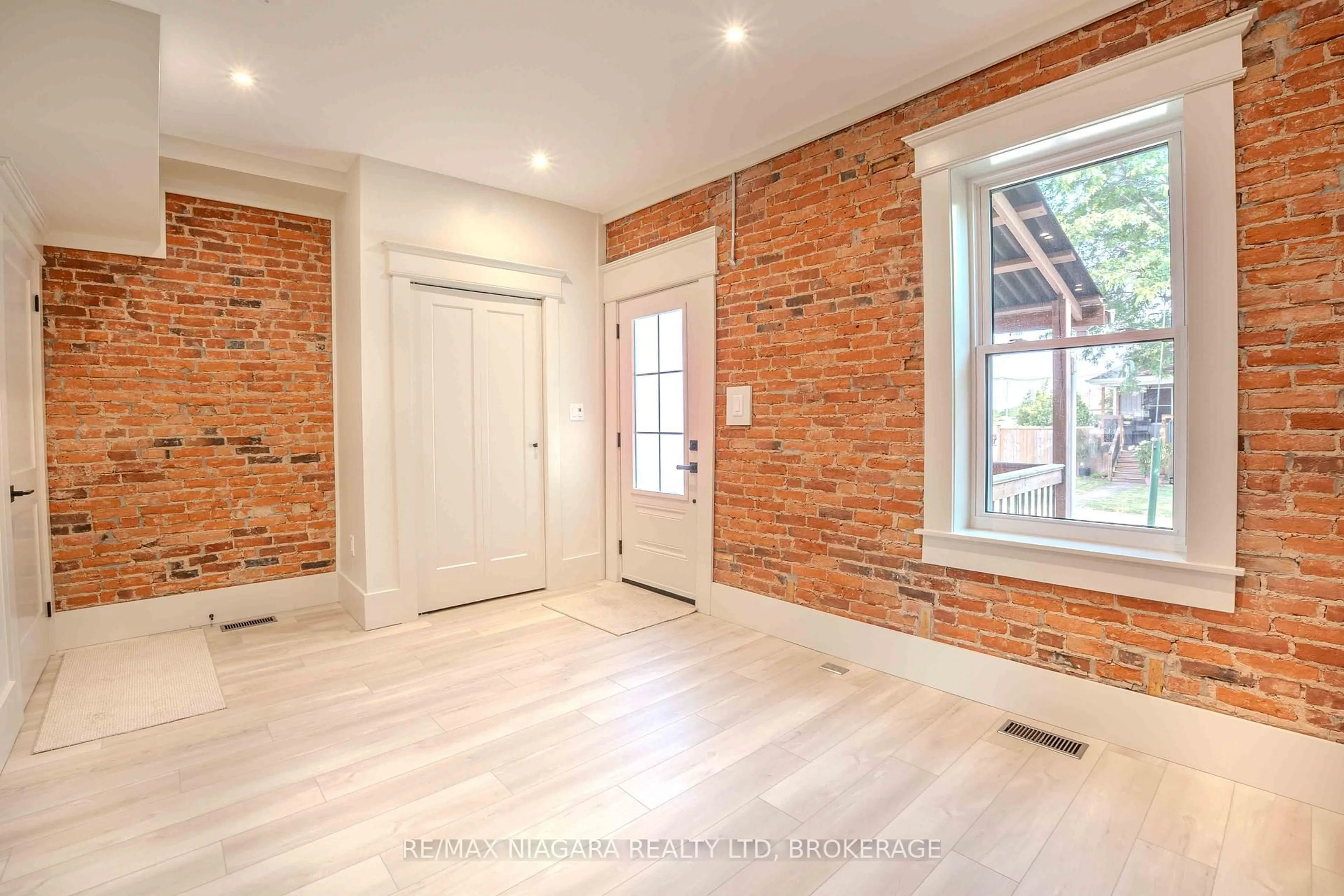 Indoor entryway for 6 Almond St, St. Catharines Ontario L2T 1E7