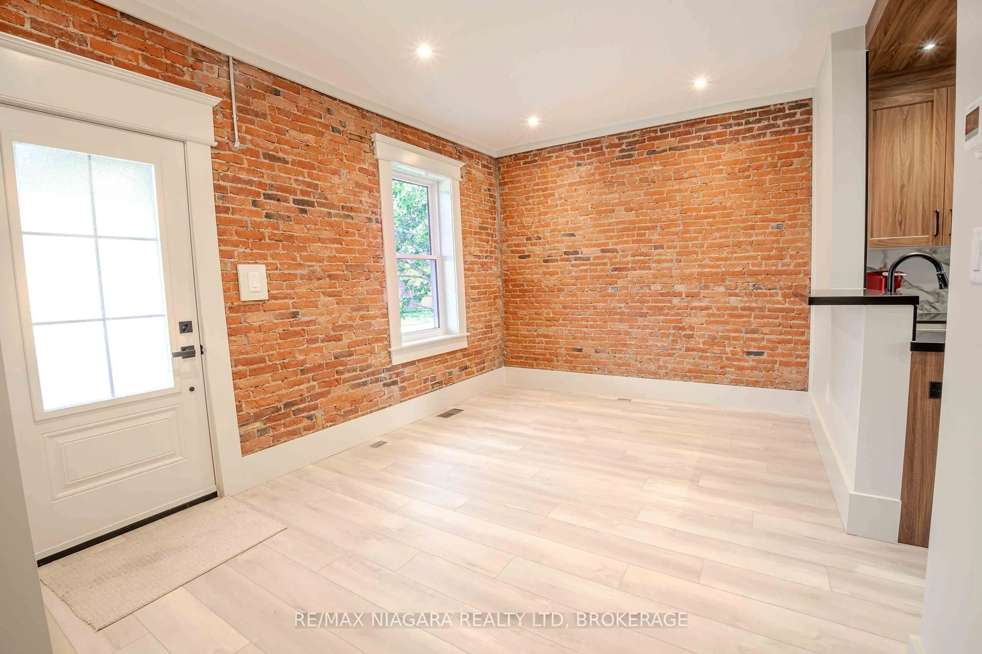 Indoor entryway for 6 Almond St, St. Catharines Ontario L2T 1E7