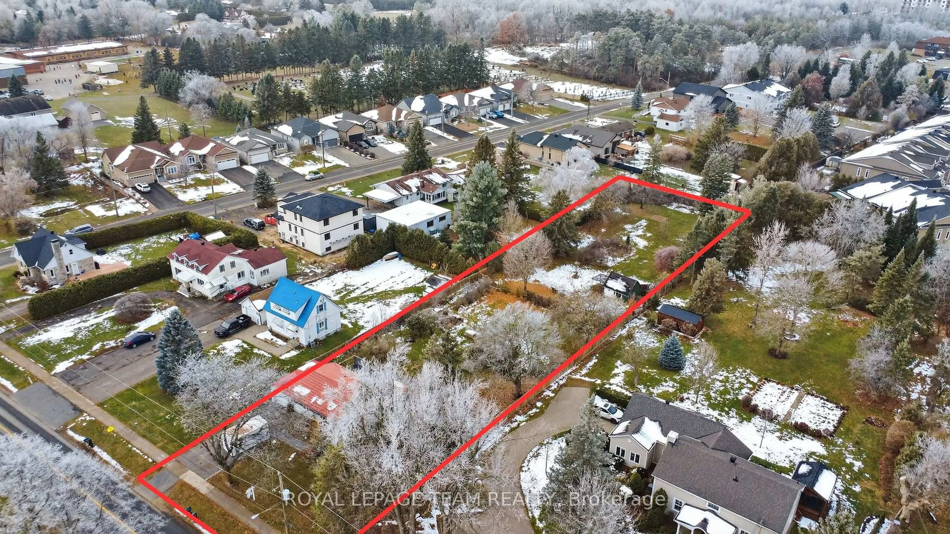 A pic from outside/outdoor area/front of a property/back of a property/a pic from drone, street for 401 Clothier St, North Grenville Ontario K0G 1J0
