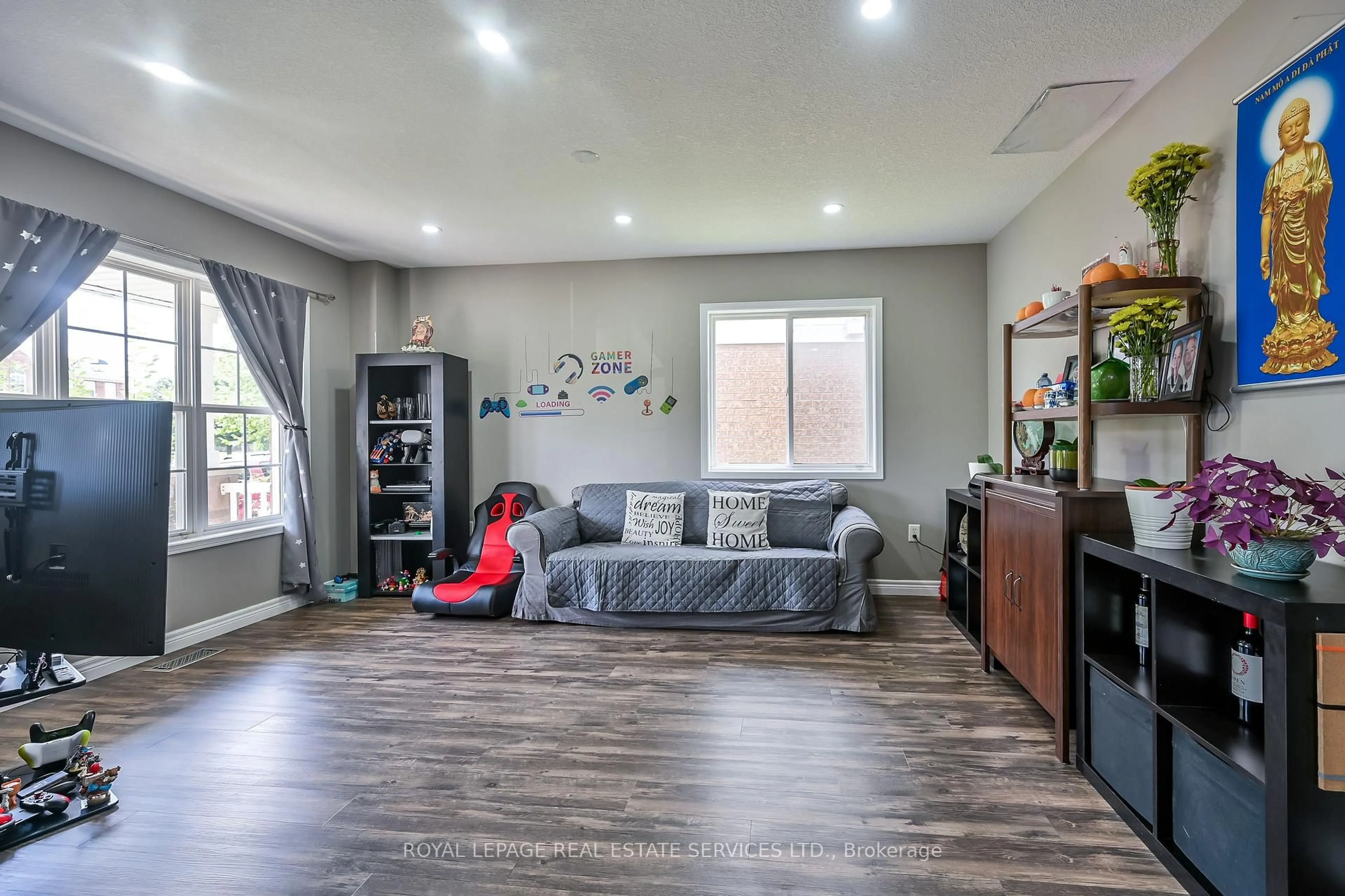 Living room with furniture, unknown for 118 Blackburn Dr, Brantford Ontario N3T 6S2