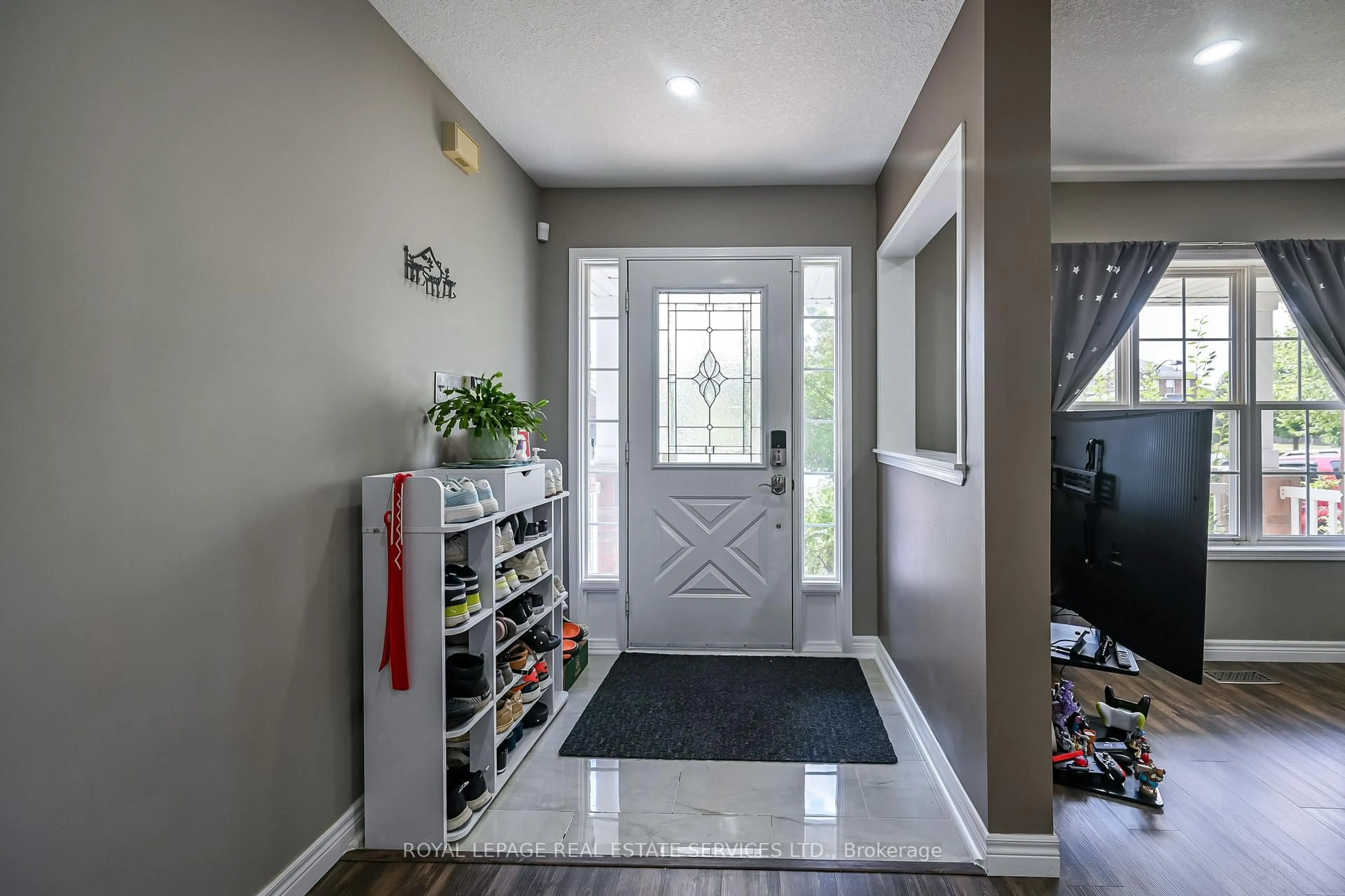 Indoor entryway for 118 Blackburn Dr, Brantford Ontario N3T 6S2