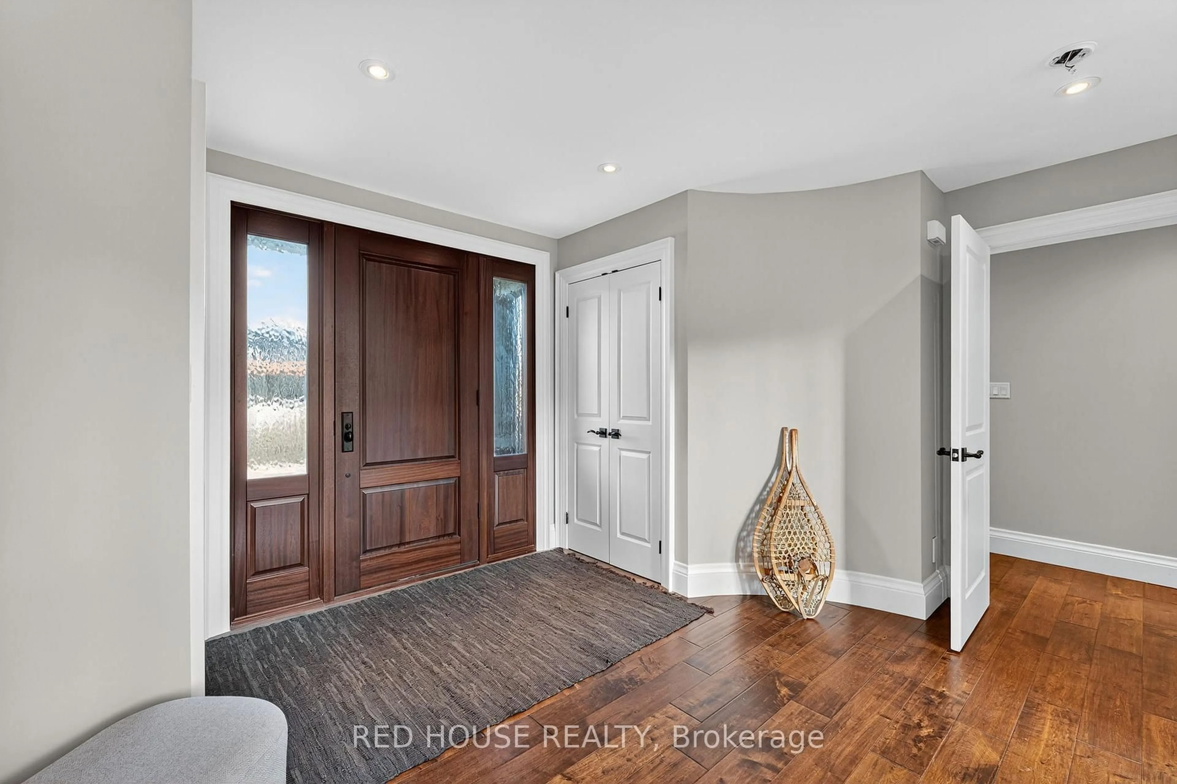 Indoor entryway for 162 Delphi Lane, Blue Mountains Ontario N0H 1J0