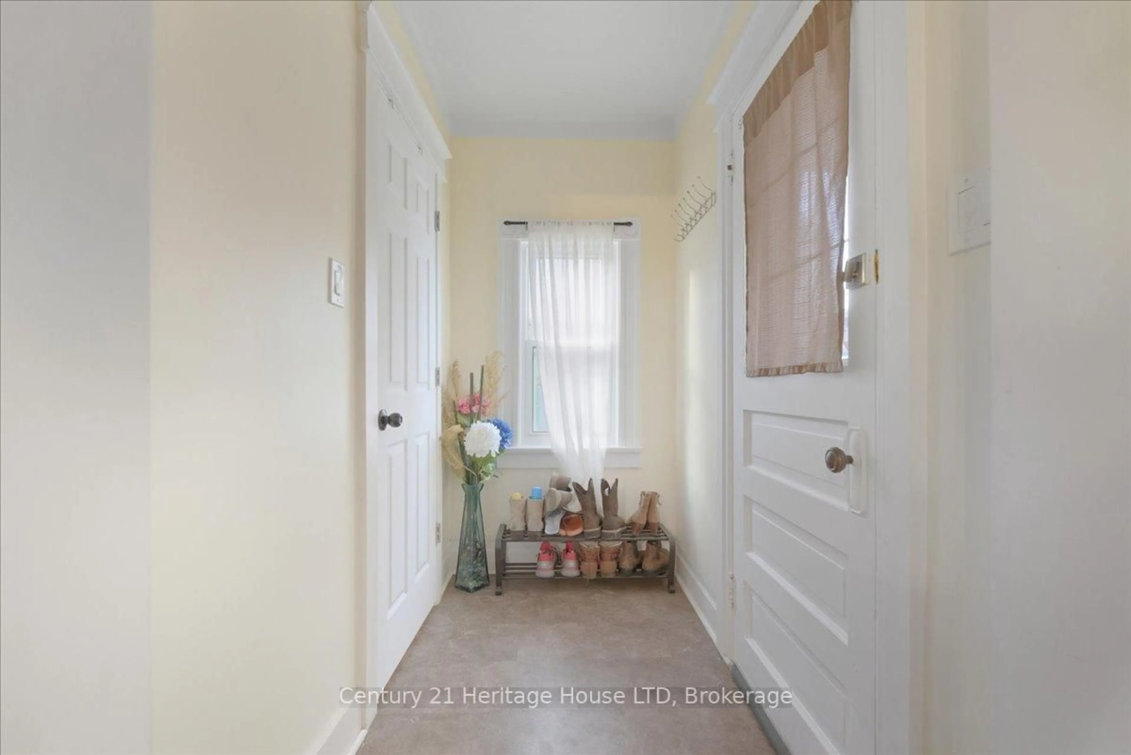 Indoor entryway for 4 Cross St, St. Catharines Ontario L2R 2W5