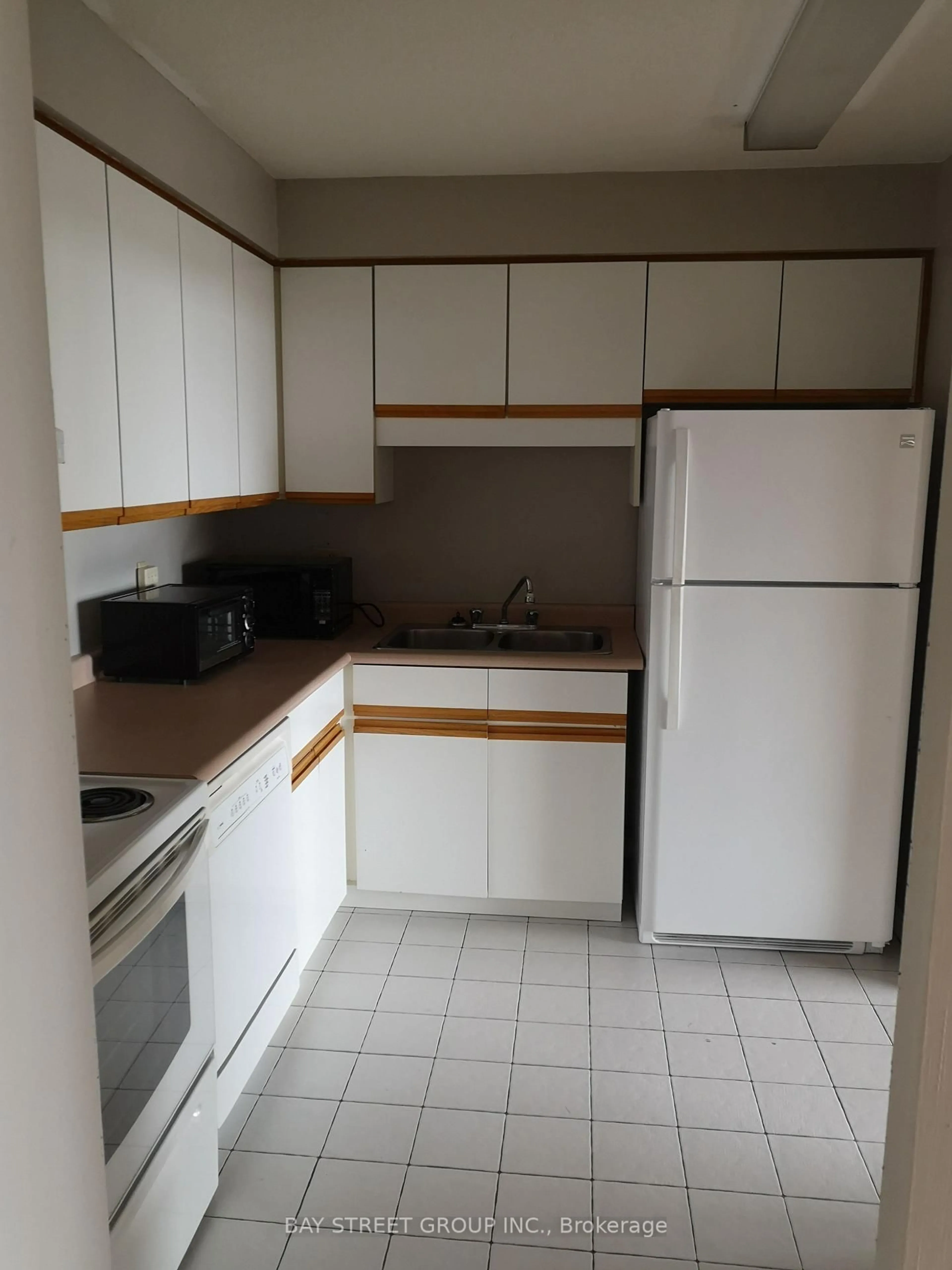 Standard kitchen, unknown for 695 Richmond St #708, London East Ontario N6A 5M8