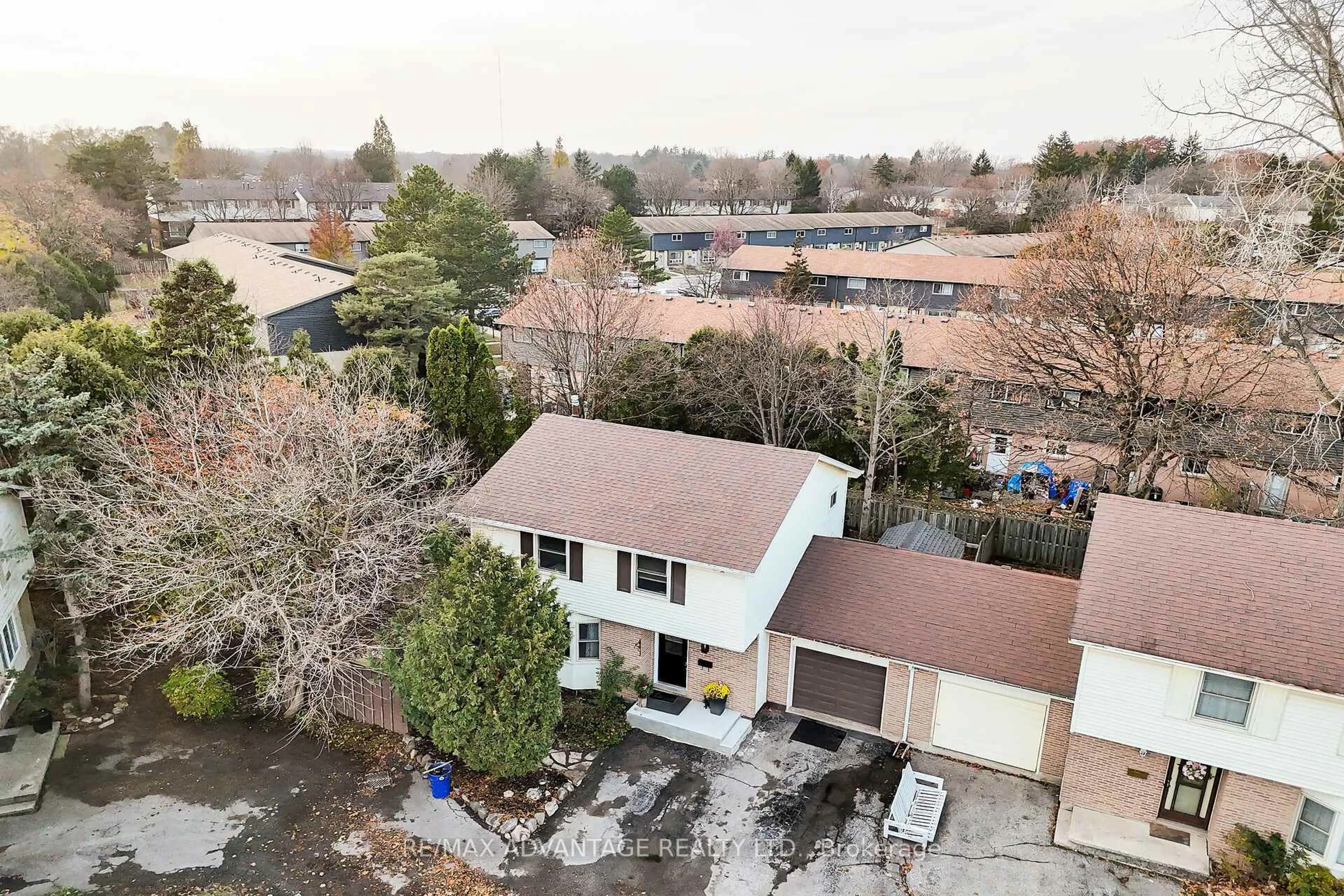 A pic from outside/outdoor area/front of a property/back of a property/a pic from drone, street for 443 Sandringham Cres, London South Ontario N6C 5B3