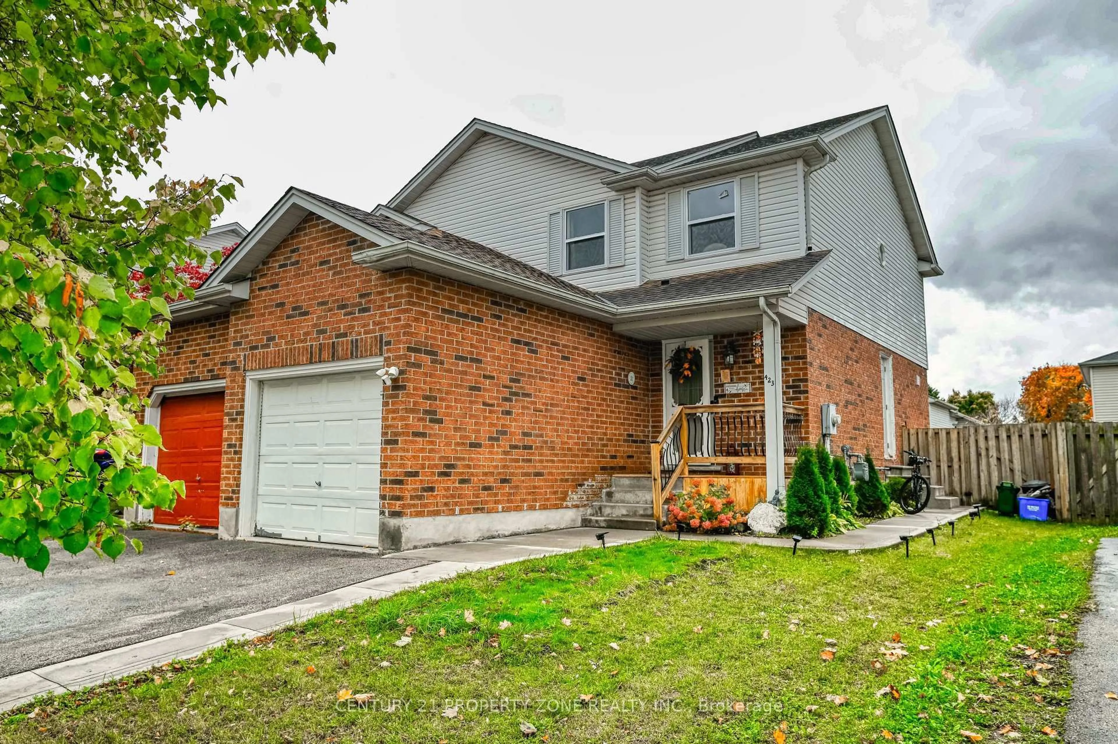 Home with brick exterior material, street for 423 OLD NEWBURY Lane, Cambridge Ontario N3H 5N9
