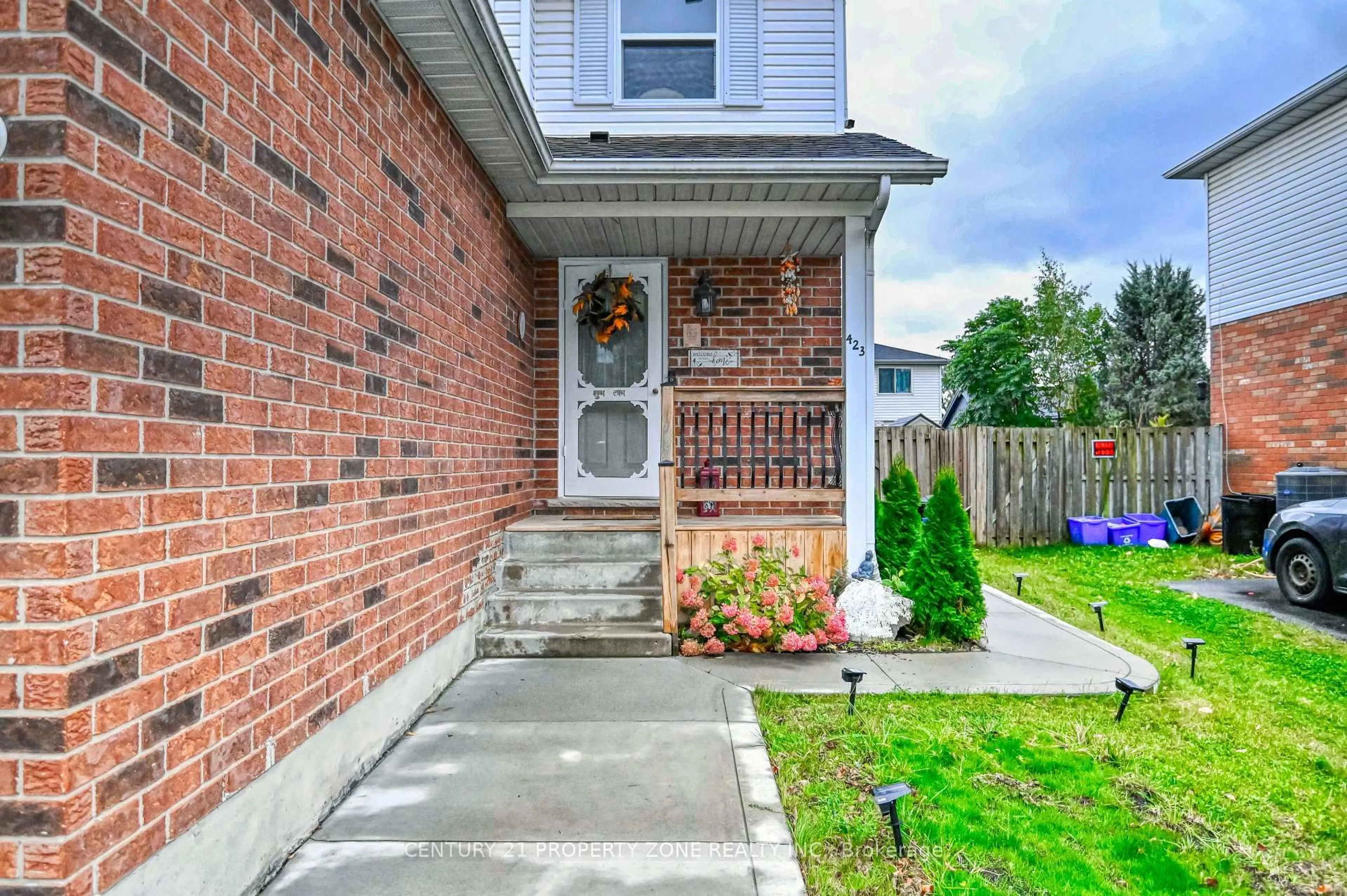 Home with brick exterior material, street for 423 OLD NEWBURY Lane, Cambridge Ontario N3H 5N9