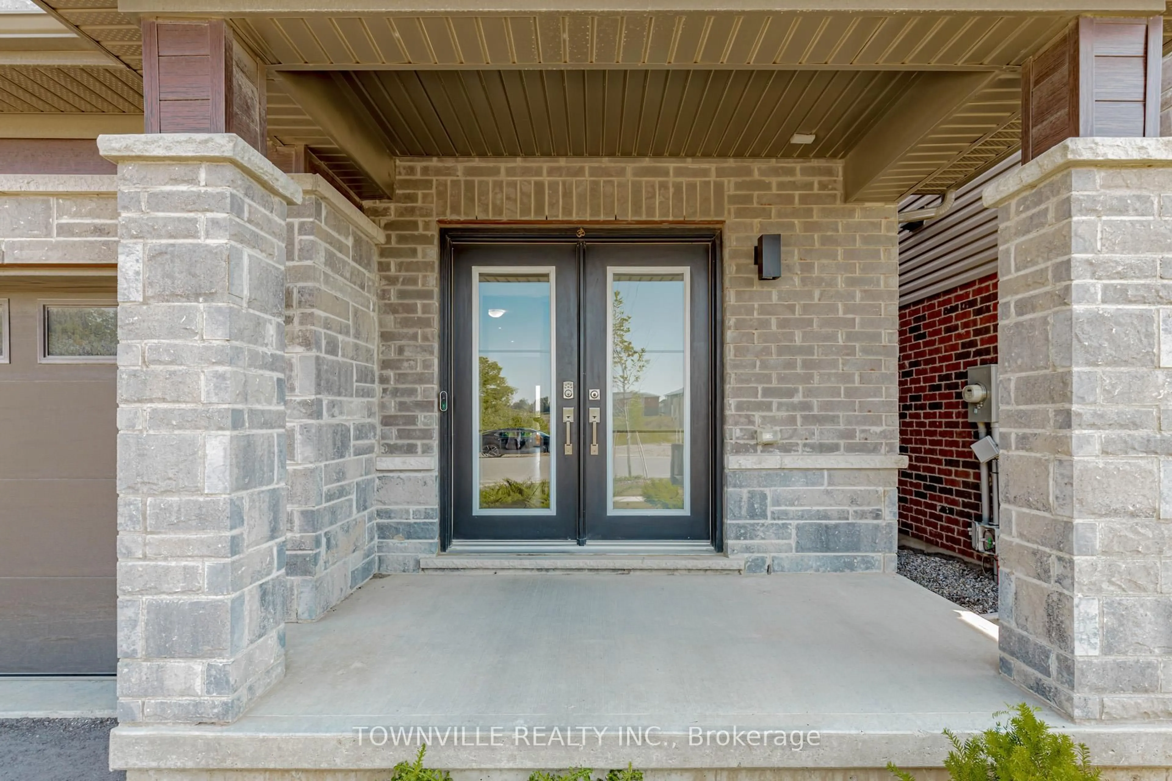 Indoor entryway for 460 Blackburn Dr, Brantford Ontario N3T 0T1