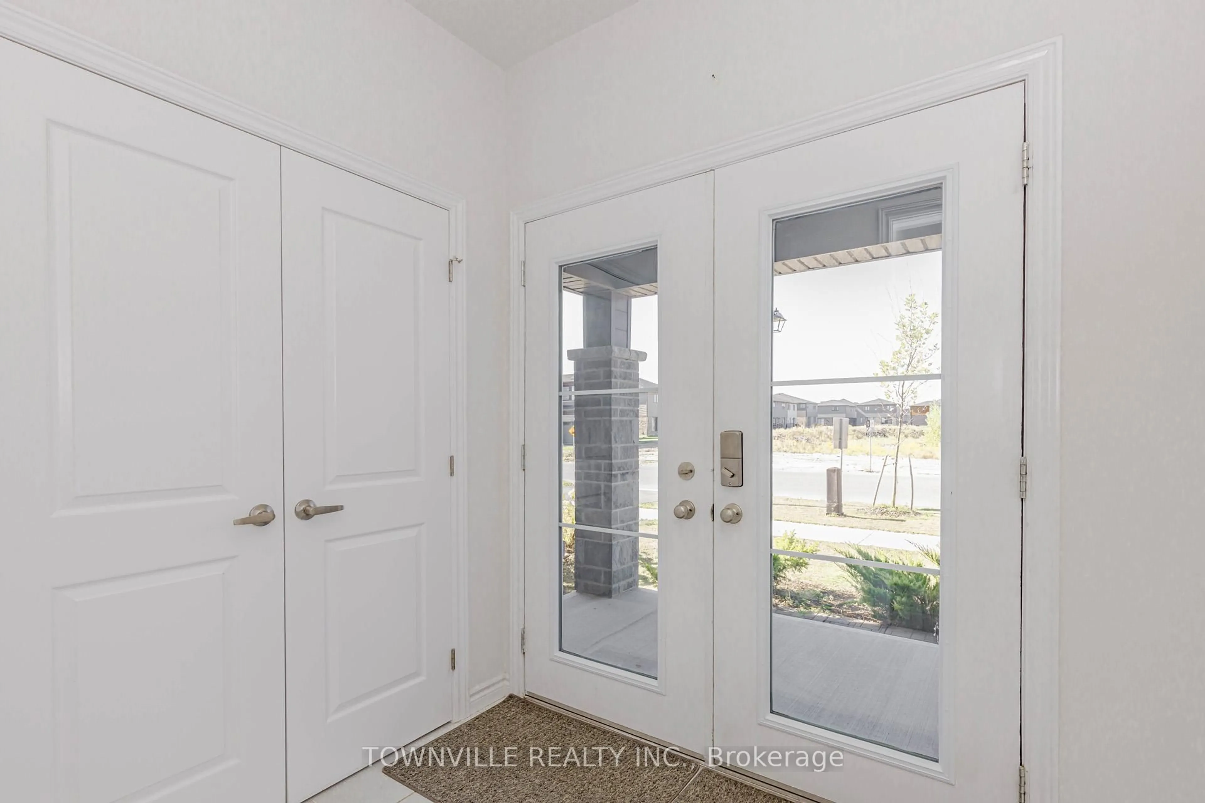 Indoor entryway for 460 Blackburn Dr, Brantford Ontario N3T 0T1