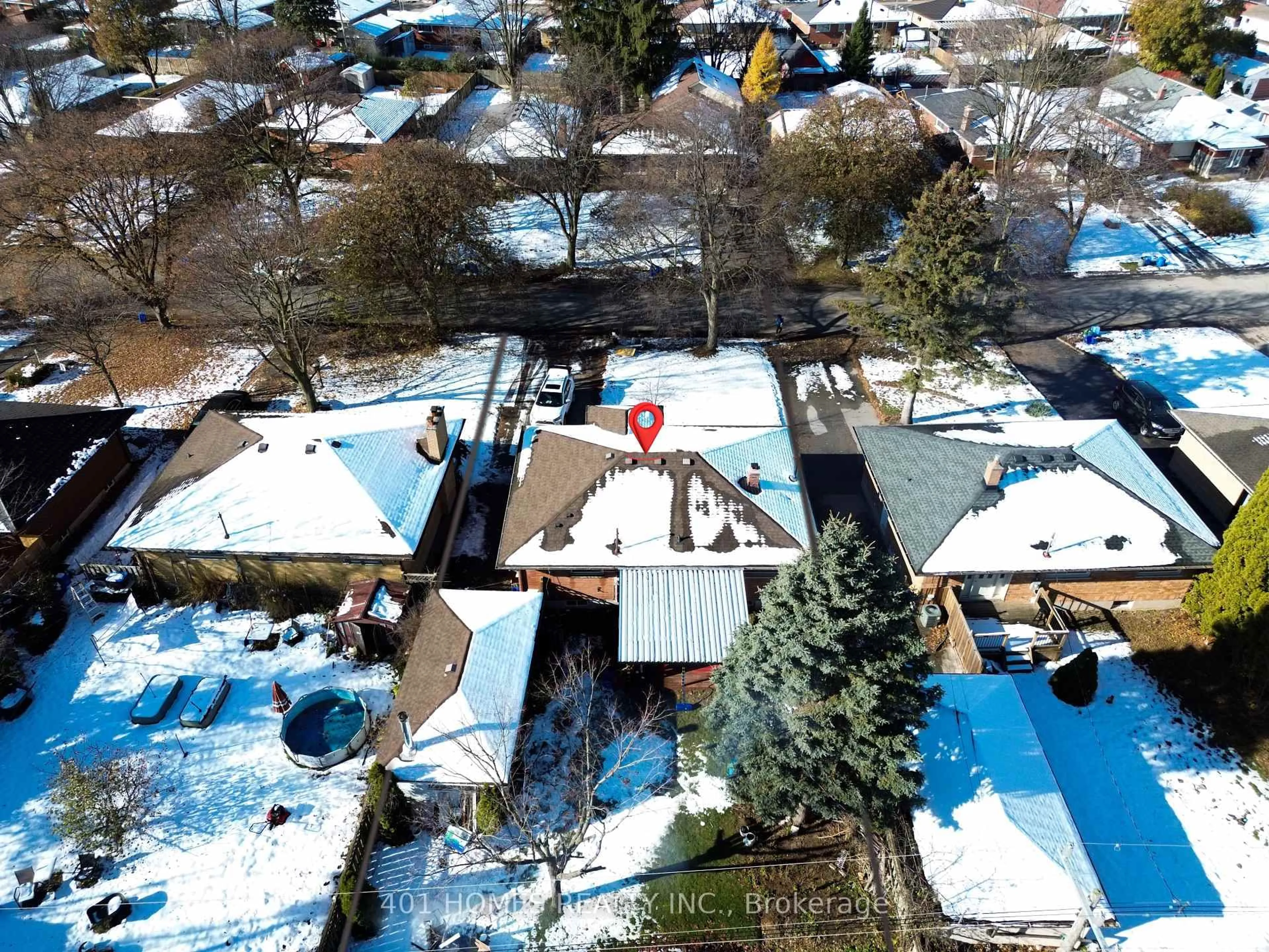 A pic from outside/outdoor area/front of a property/back of a property/a pic from drone, street for 134 Mark St, London East Ontario N5V 2G9