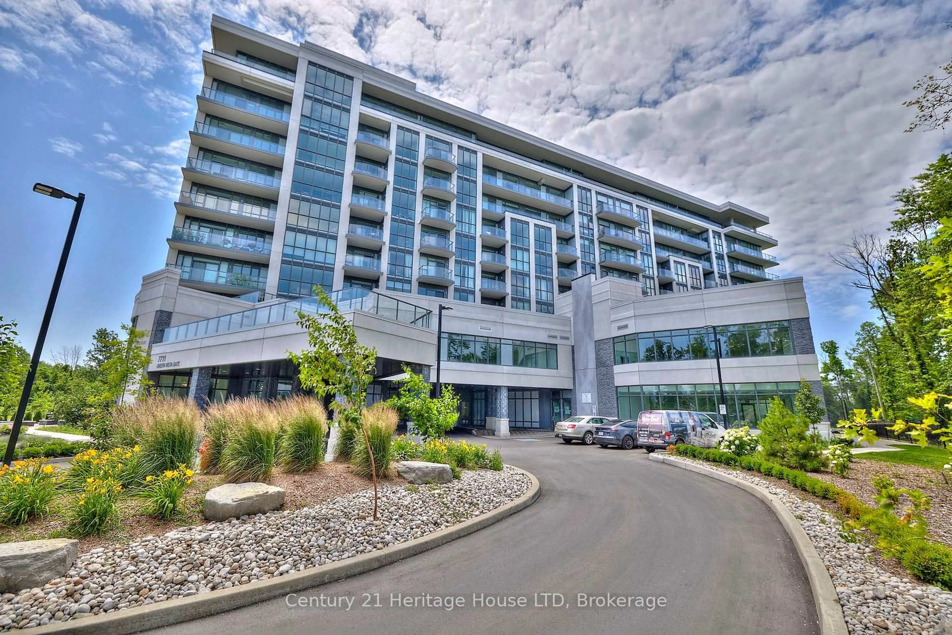 Indoor foyer for 7711 Green Vista Gate #1001, Niagara Falls Ontario L2H 1R1